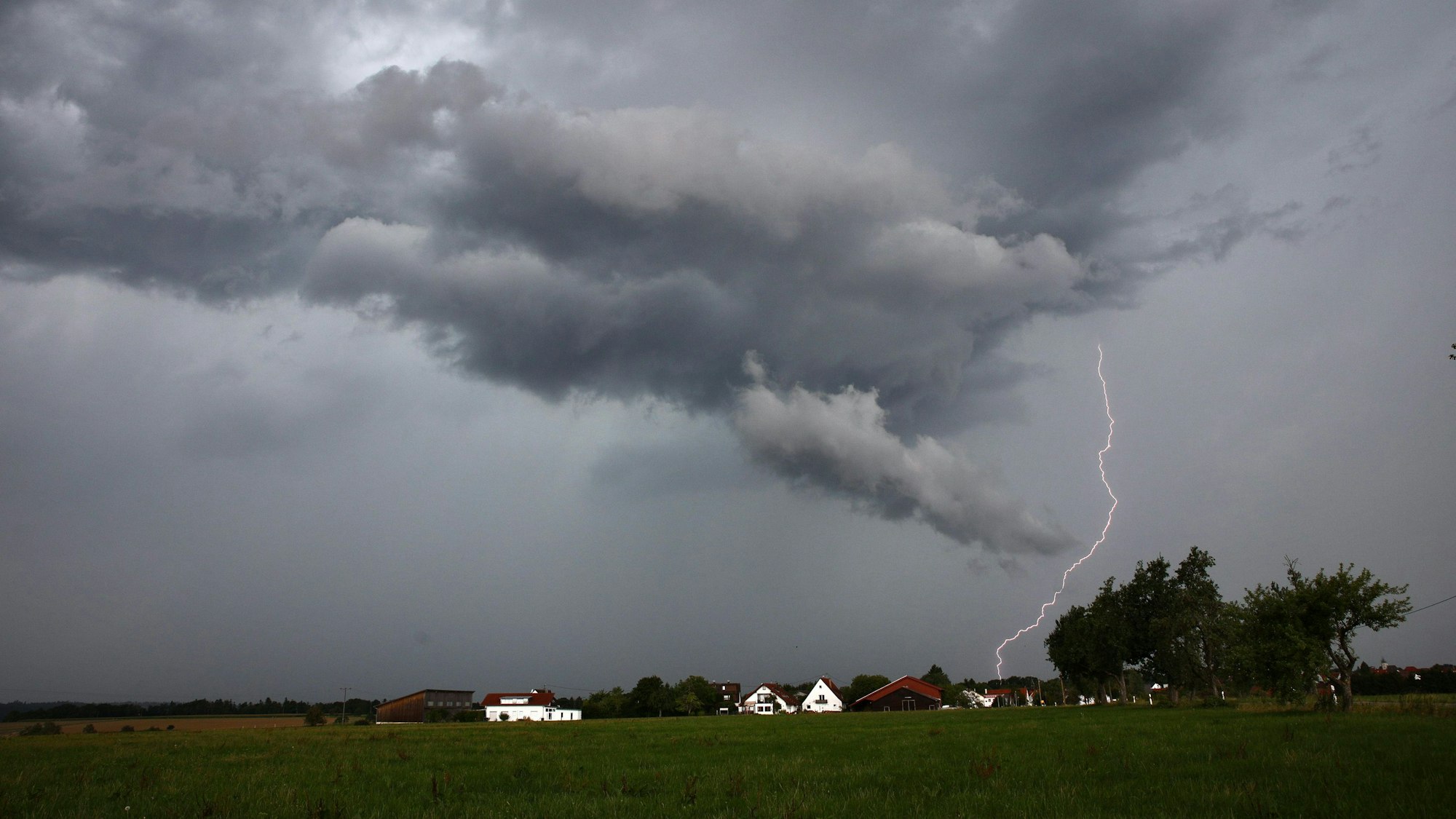 Eine Gewitterzelle zog über Korschenbroich bei Mönchengladbach (Symbolbild)