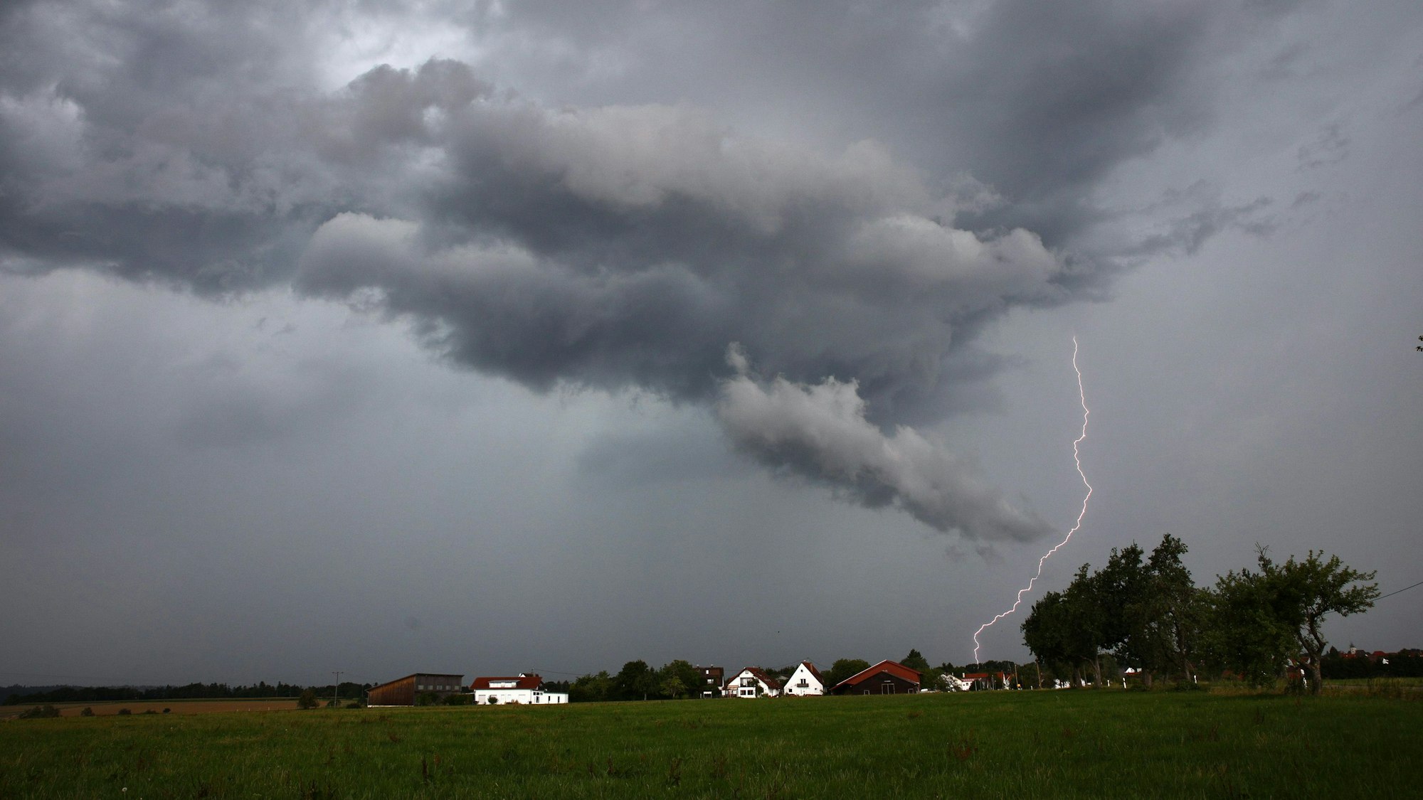 Eine Gewitterzelle zog über Korschenbroich bei Mönchengladbach (Symbolbild)
