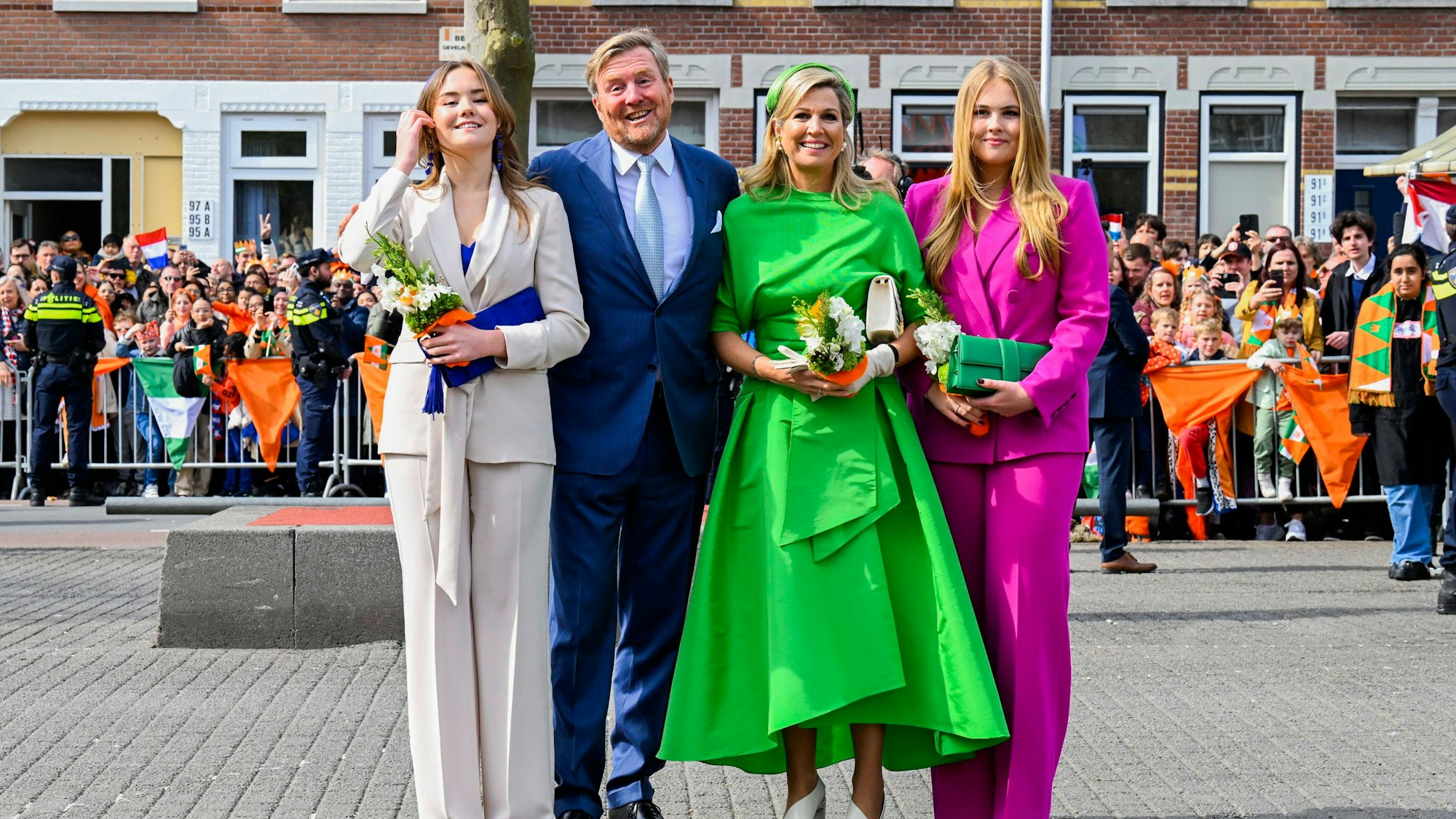 König Willem-Alexander, Königin Máxima sowie Prinzessin Amalia und Prinzessin Ariane beim Königstag in Rotterdam.
