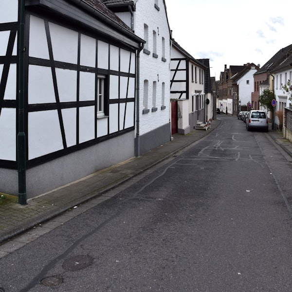 Zu sehen ist eine Straße mit Fachwerkhäusern.