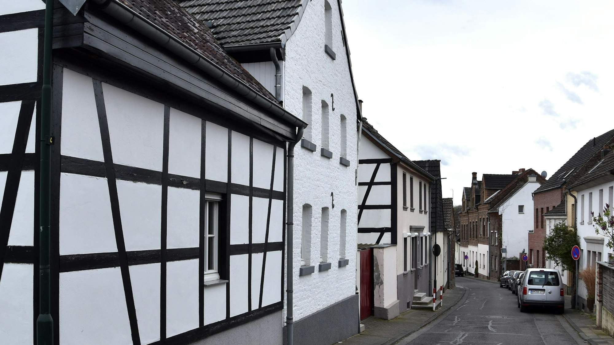 Zu sehen ist eine Straße mit Fachwerkhäusern.