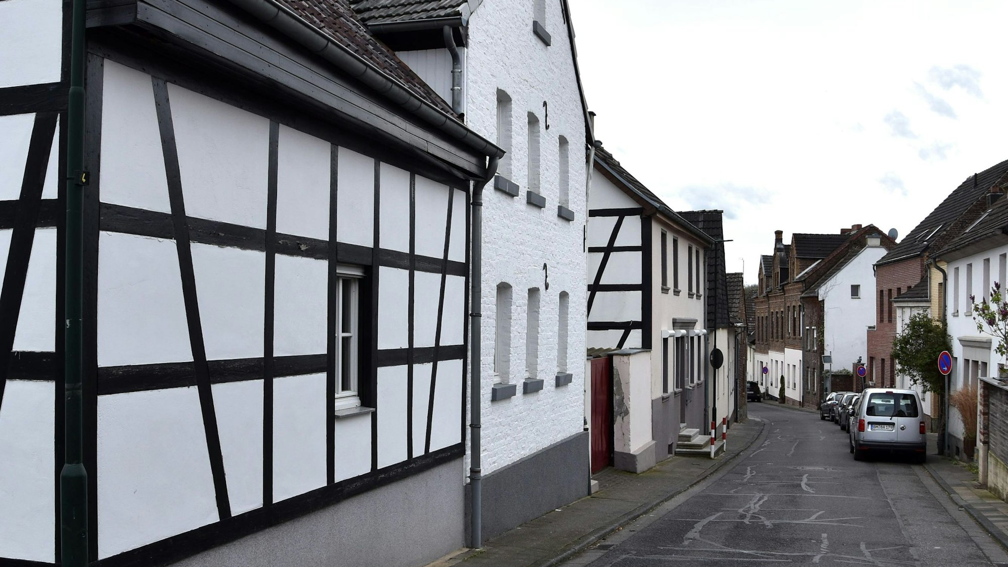 Zu sehen ist eine Straße mit Fachwerkhäusern.