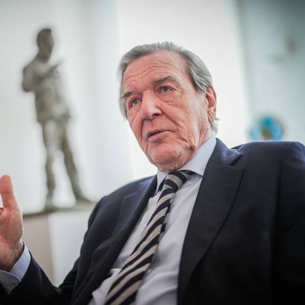 Gerhard Schröder (SPD), Bundeskanzler von 1998 bis 2005, aufgenommen in seiner Kanzlei.