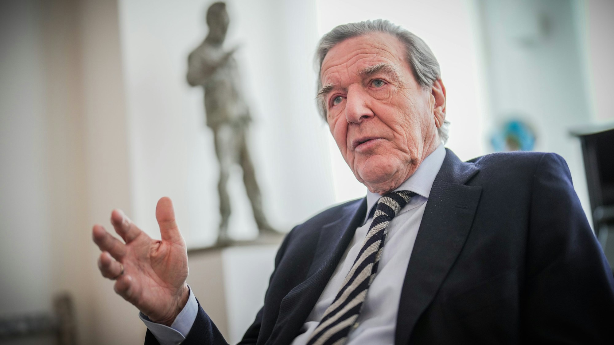 Gerhard Schröder (SPD), Bundeskanzler von 1998 bis 2005, aufgenommen in seiner Kanzlei.