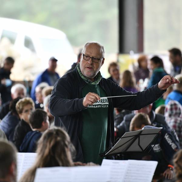 Das Foto zeigt den Musikverein Dohrgaul und den Dirigenten Lothar Vandenherz.