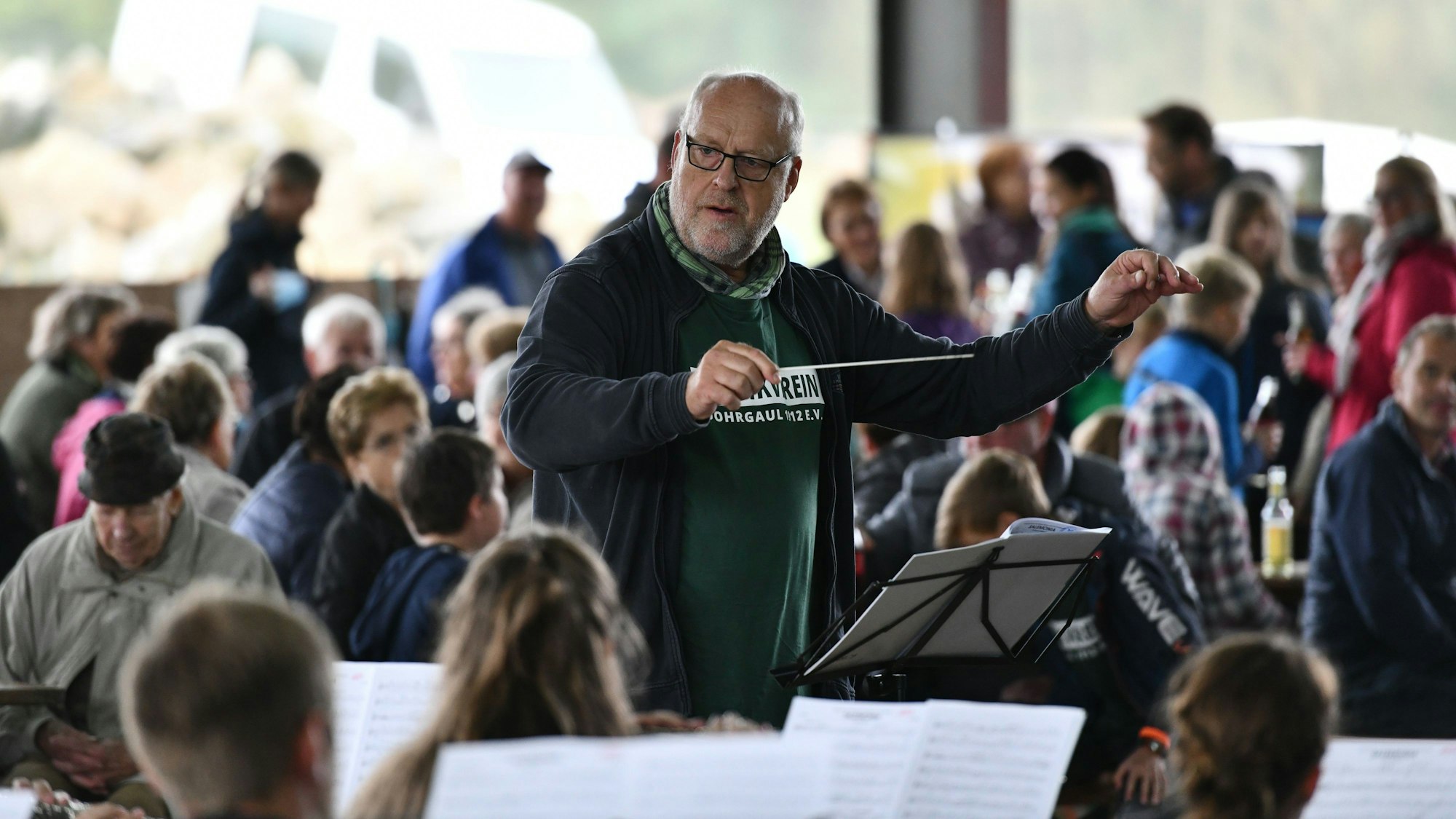 Das Foto zeigt den Musikverein Dohrgaul und den Dirigenten Lothar Vandenherz.