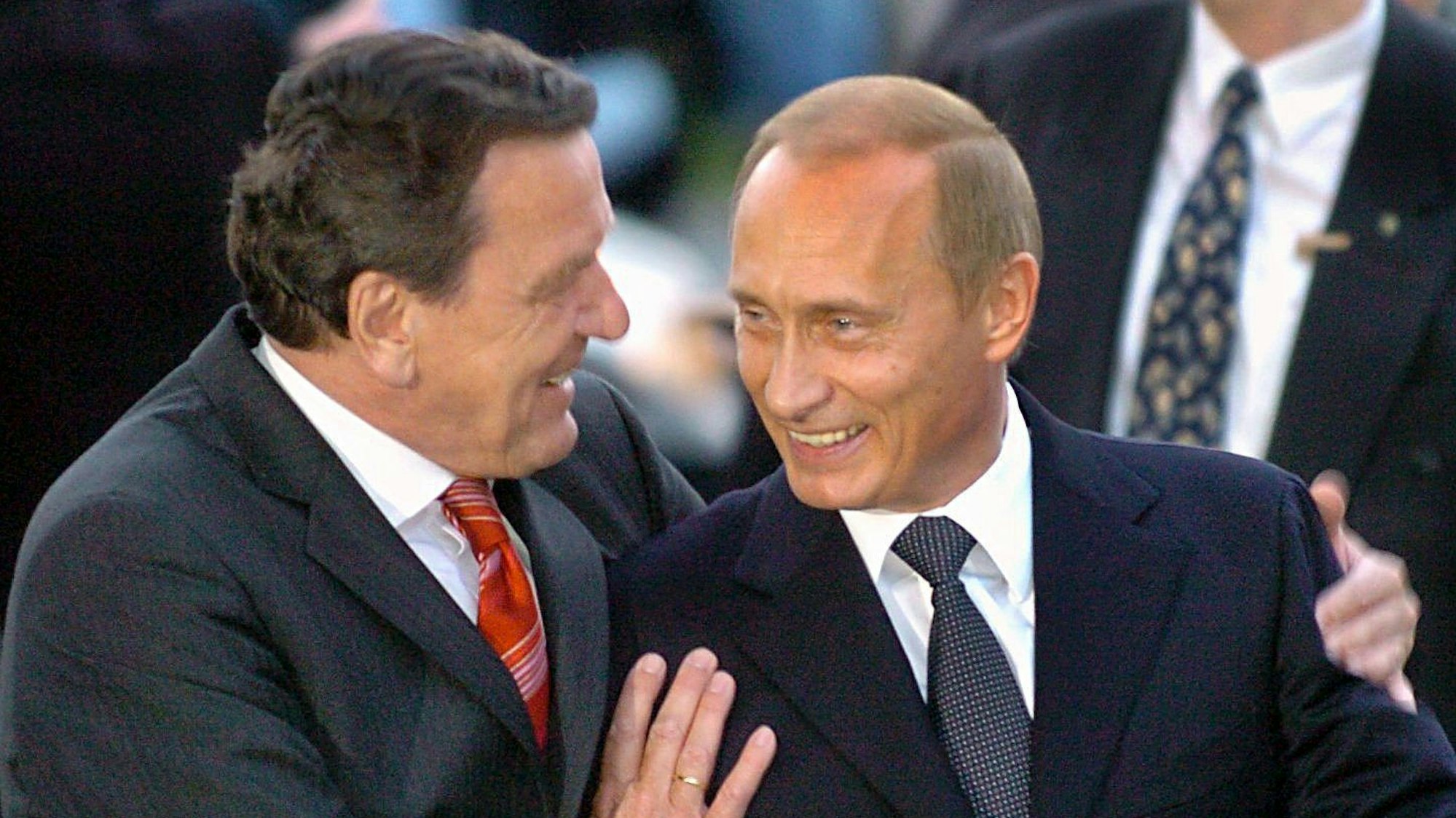 Der damalige Bundeskanzler Gerhard Schröder begrüßt am 16. April 2004 vor dem Theater Hannover am Aegi den russischen Präsidenten Wladimir Putin (r). Schröder feierte hier seinen 60. Geburtstag nach.