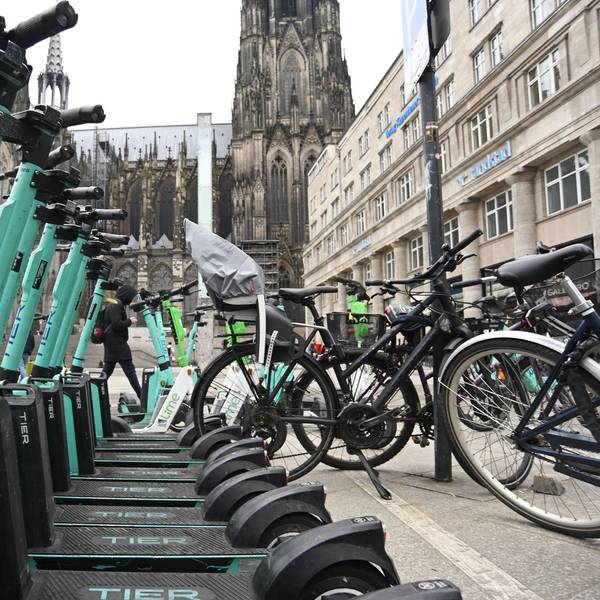 Diese Elektroroller wurden an einer Mobilstation am Hauptbahnhof ordnungsgemäß abgestellt.
