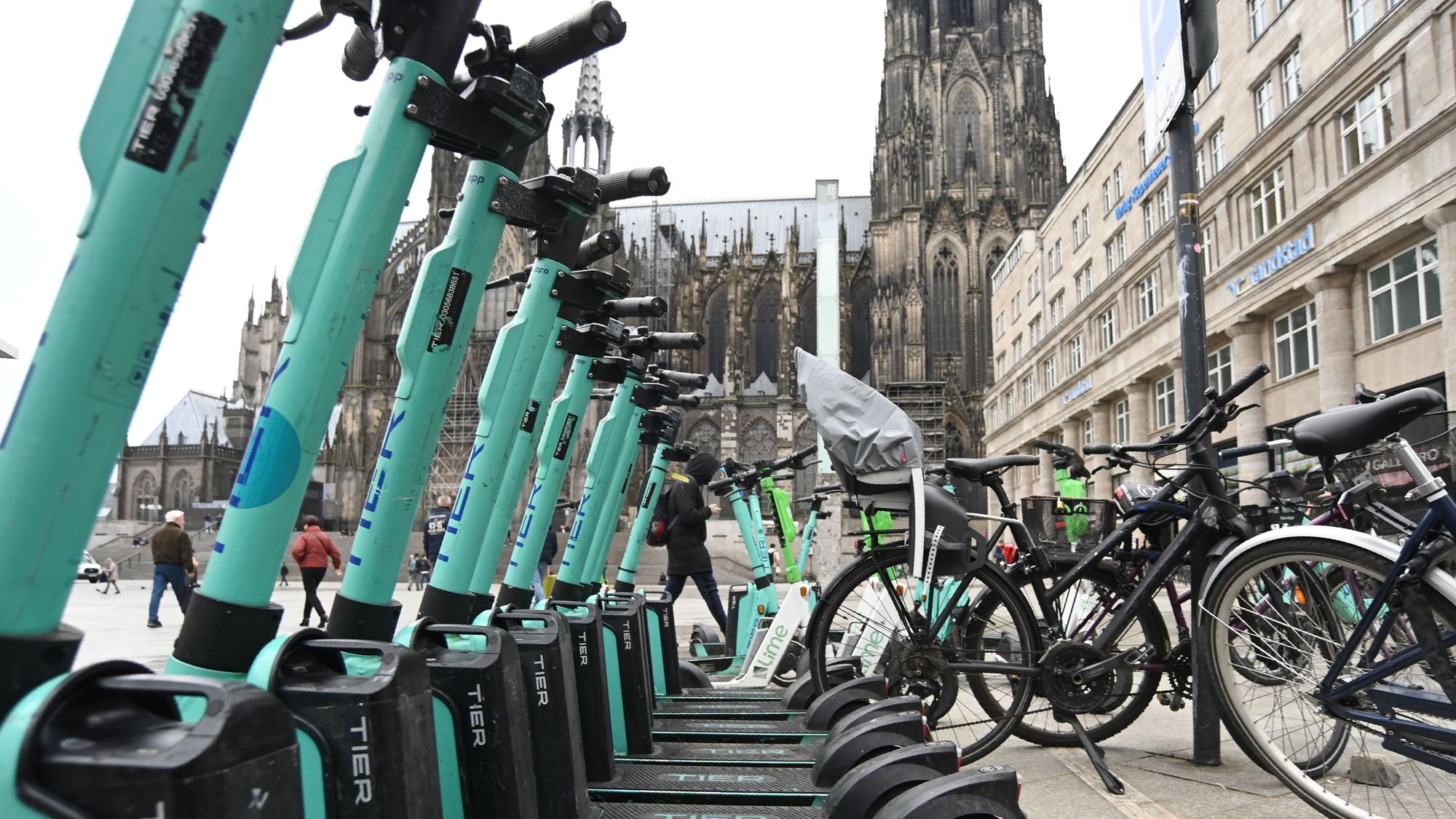 Diese Elektroroller wurden am Hauptbahnhof ordnungsgemäß abgestellt.