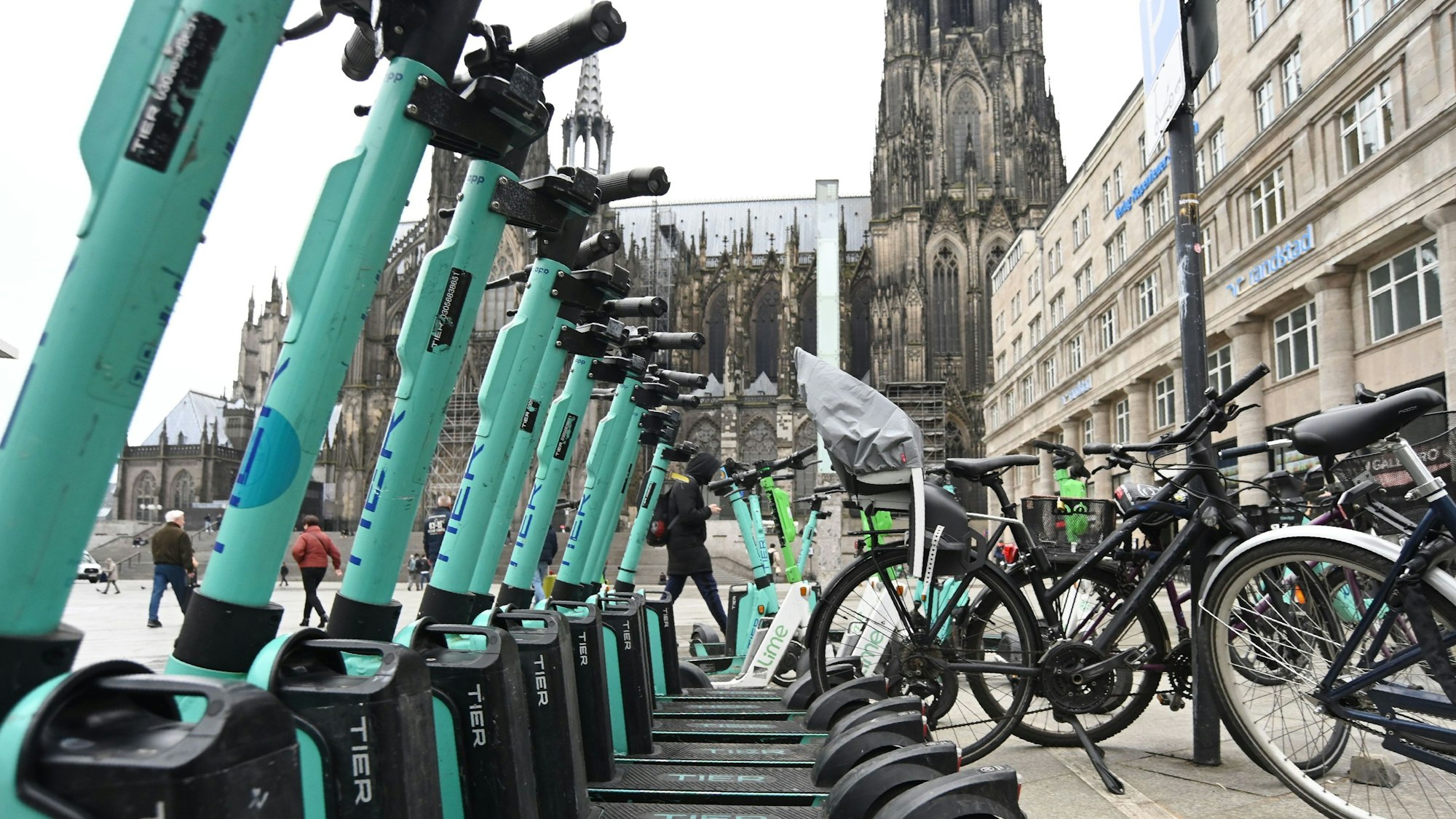 Diese Elektroroller wurden am Hauptbahnhof ordnungsgemäß abgestellt.