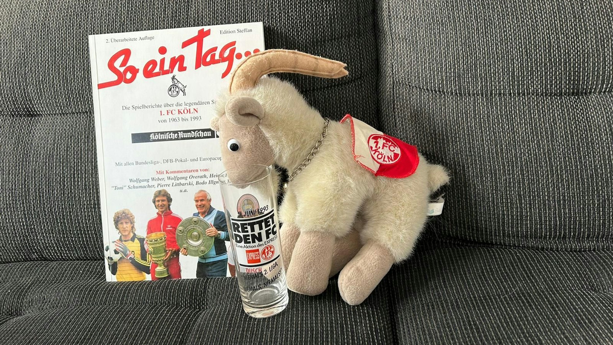 Vor einem Stoff-Geißbock steht ein Kölsch-Glas mit dem Aufdruck: Rettet den FC.