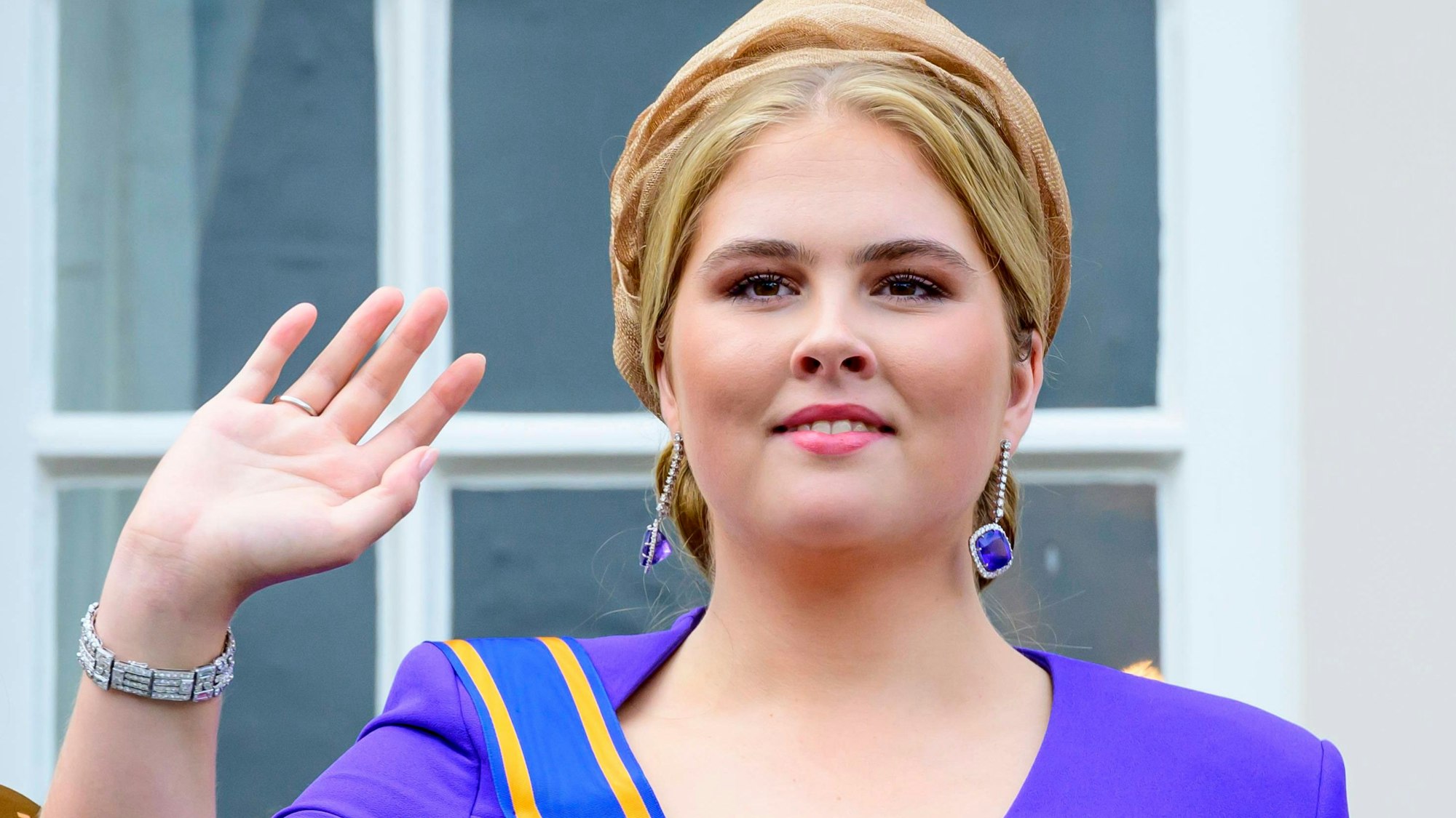 Kronprinzessin Amalia winkt.