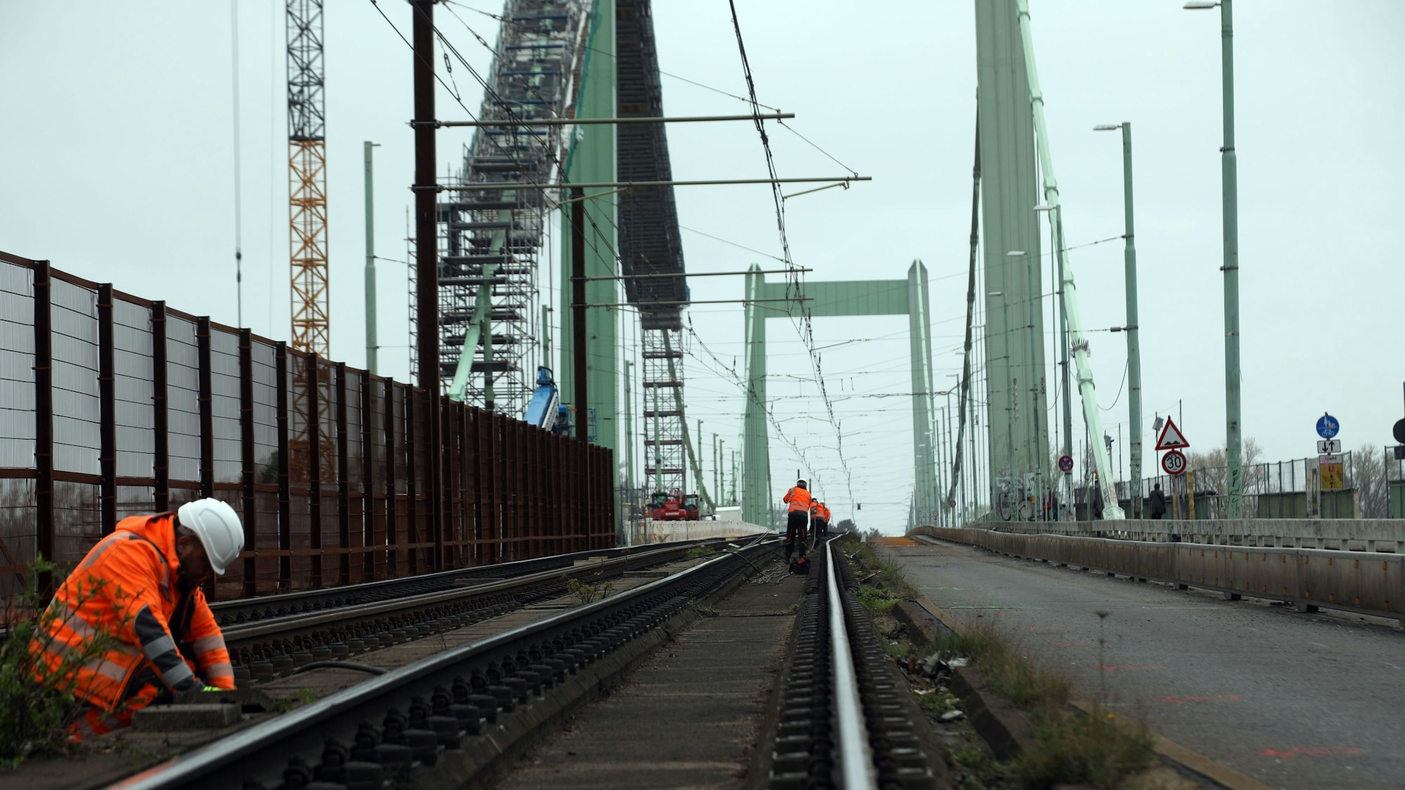 Menschen arbeiten auf der Mülheimer Brücke