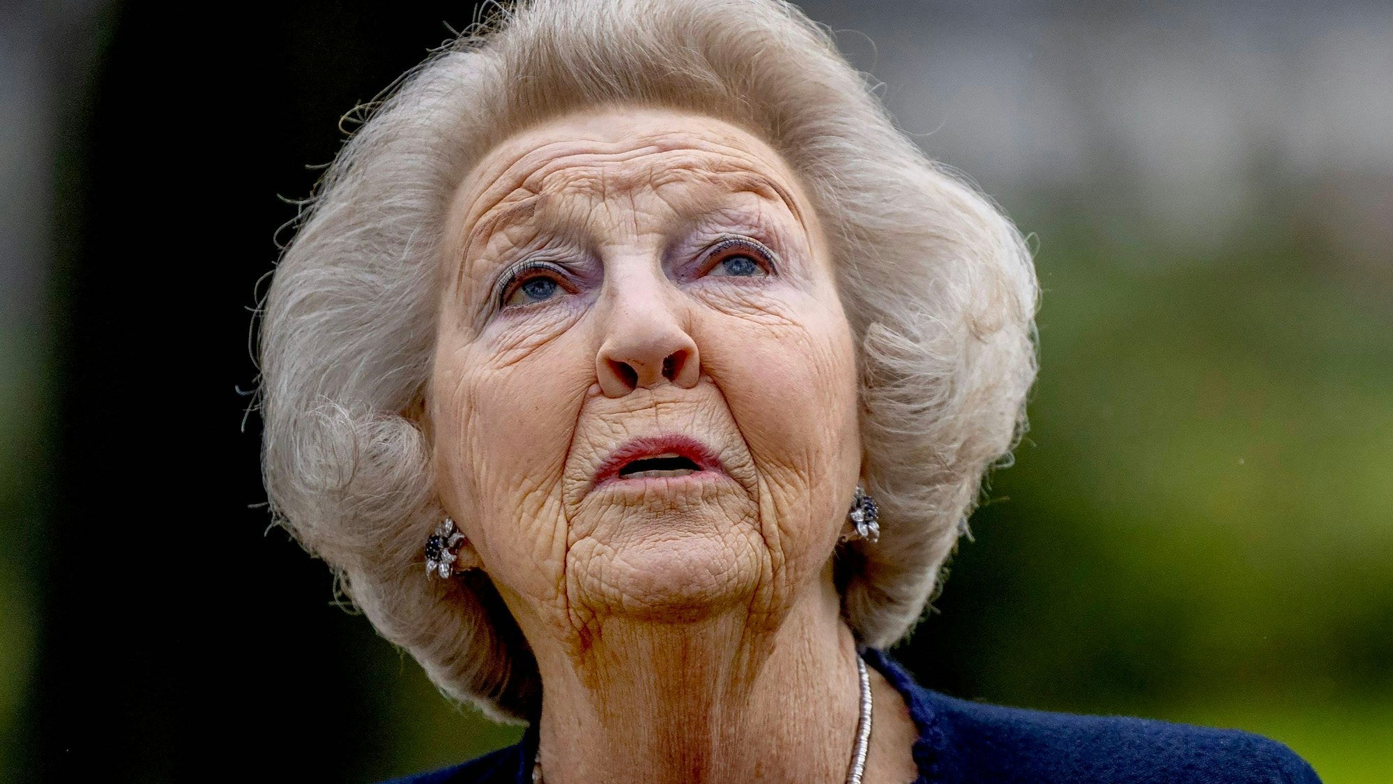 Prinzessin Beatrix bei der Enthüllung der Bronzeskulpturengruppe „Die Königliche Familie“ im Park von Schloss Soestdijk.