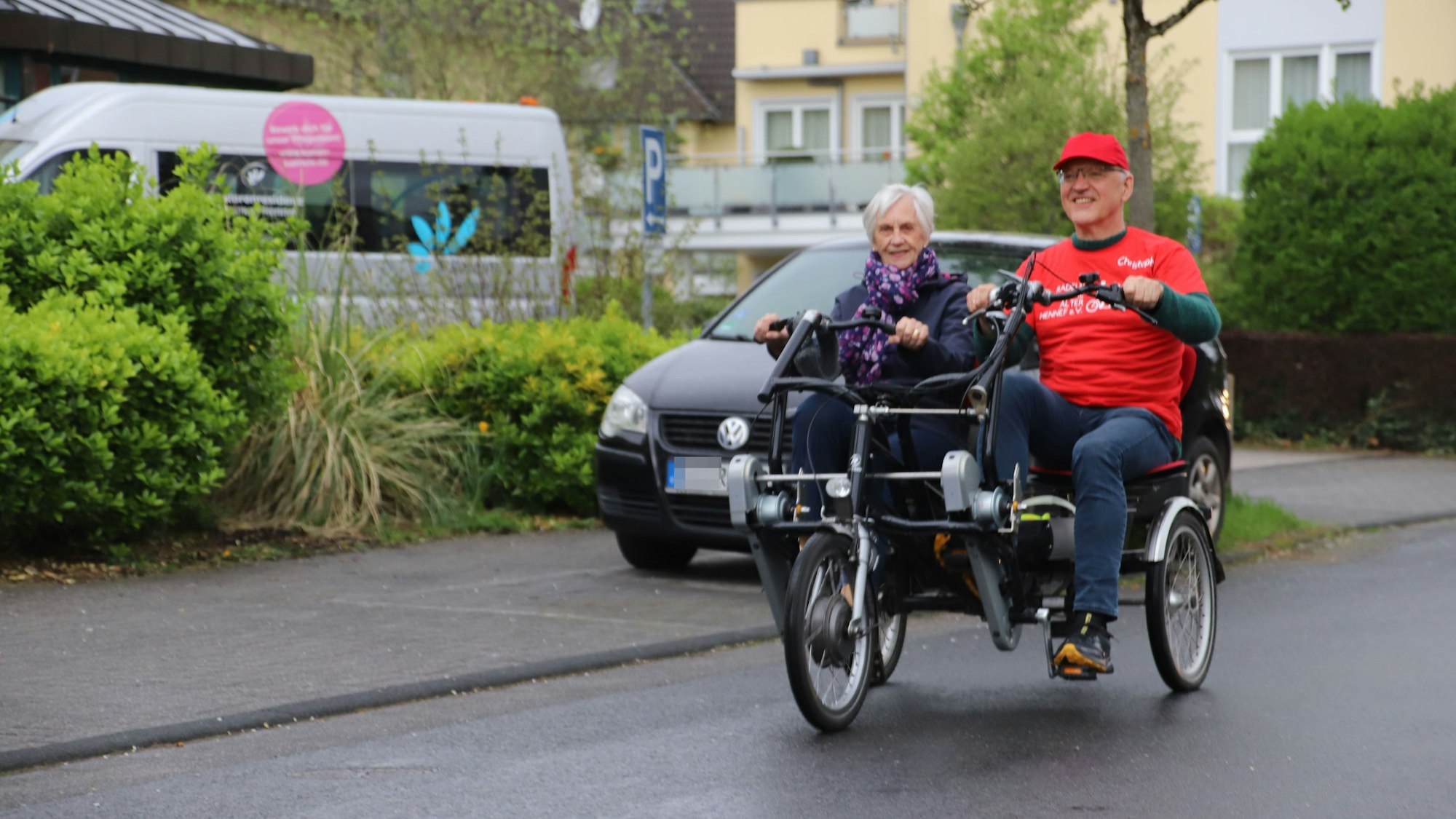 Der Verein „Radeln ohne Alter“ testet ein Parallel-Tandem für bis zu vier Personen. Erste Testfahrerin ist Marliese Herkt, die mit Christoph Lügering unterwegs ist. Die beiden starteten an der Curanum Seniorenresidenz.