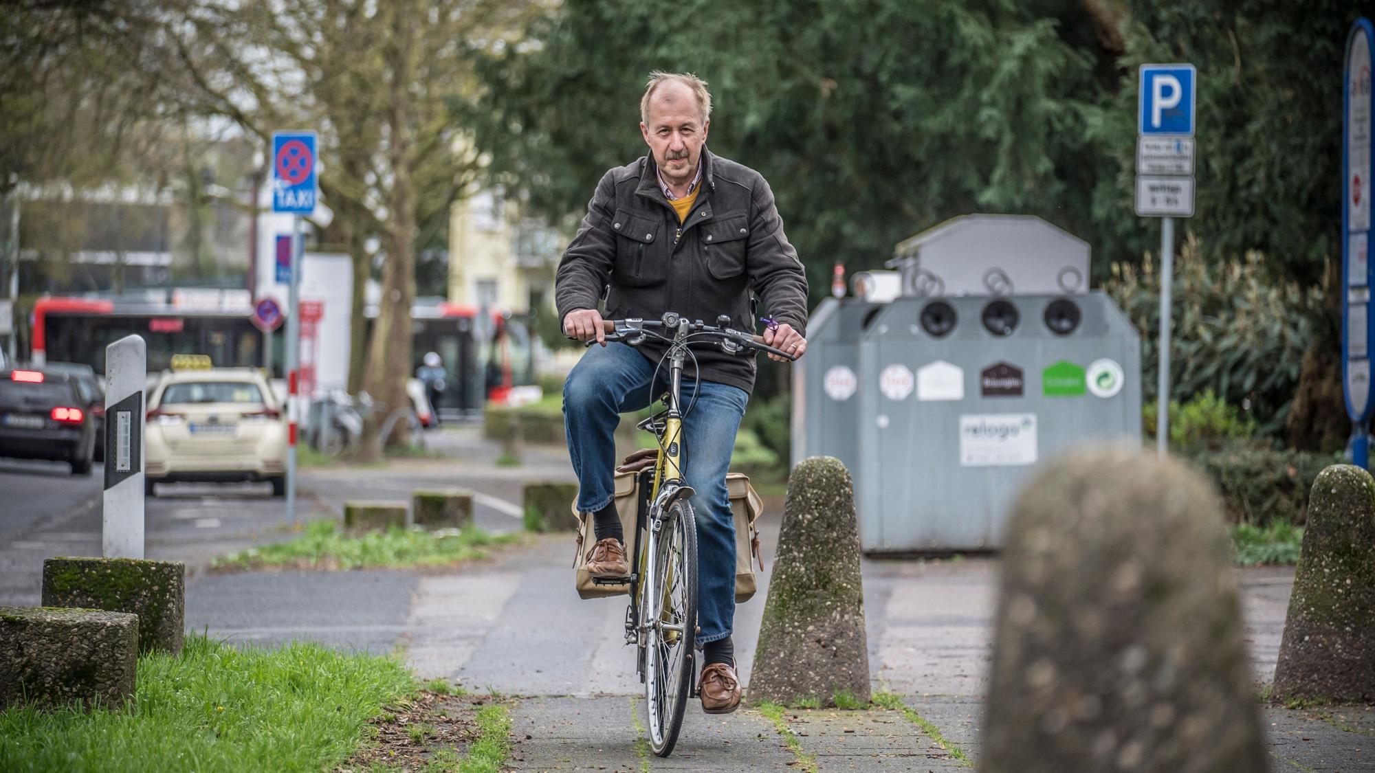 Klaus Reime fährt auf dem Randstreifen auf der Manforter Straße. Er hat eine Radkomfortroute von Wiesdorf nach Schlebusch ausgearbeitet, die auch über diesen Abschnitt führen würde. Foto: Ralf Krieger