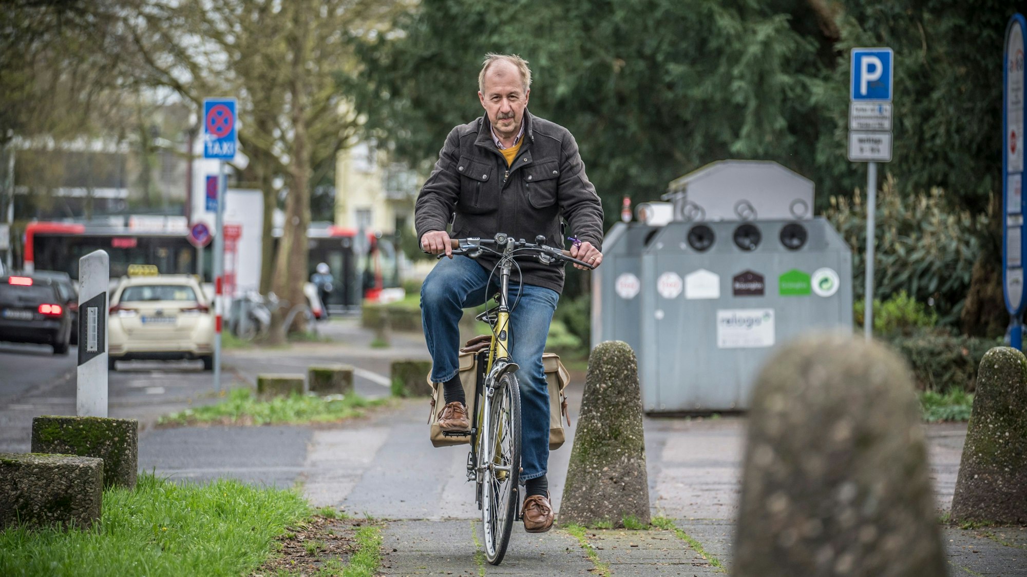 Klaus Reime fährt auf dem Randstreifen auf der Manforter Straße. Er hat eine Radkomfortroute von Wiesdorf nach Schlebusch ausgearbeitet, die auch über diesen Abschnitt führen würde. Foto: Ralf Krieger
