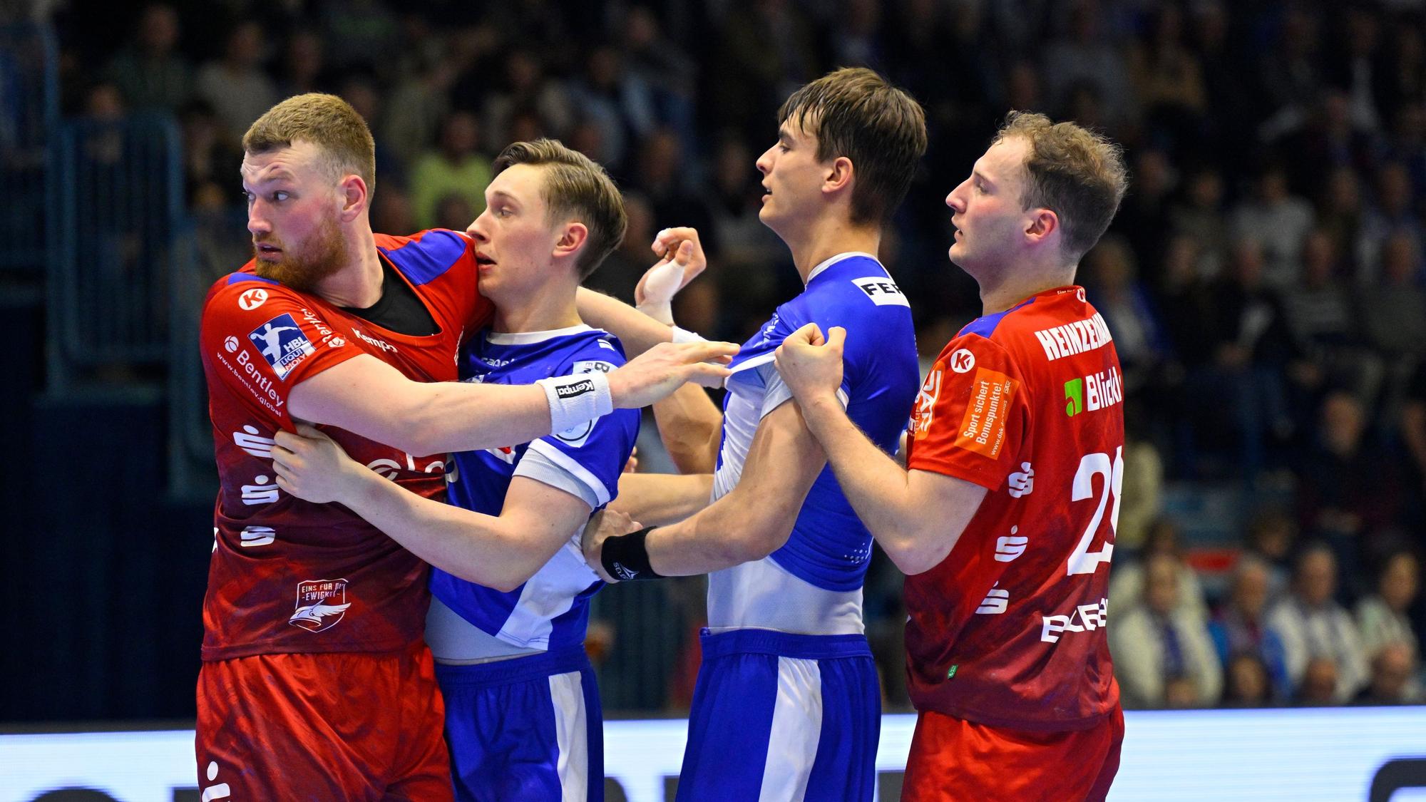 Eine Spielsituation auf einem Handballfeld.