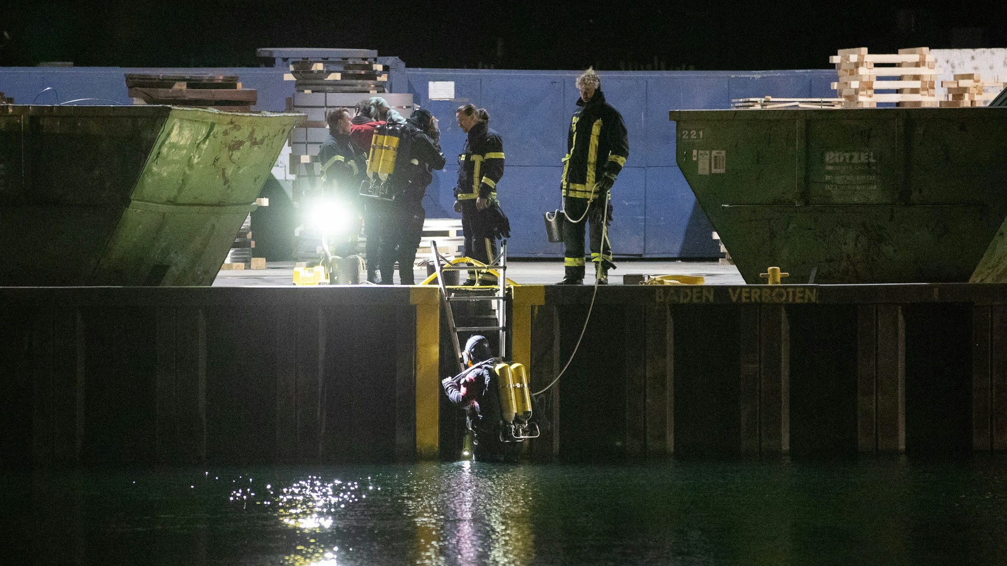 Einsatzkräfte begeben sich ins Hafenbecken.