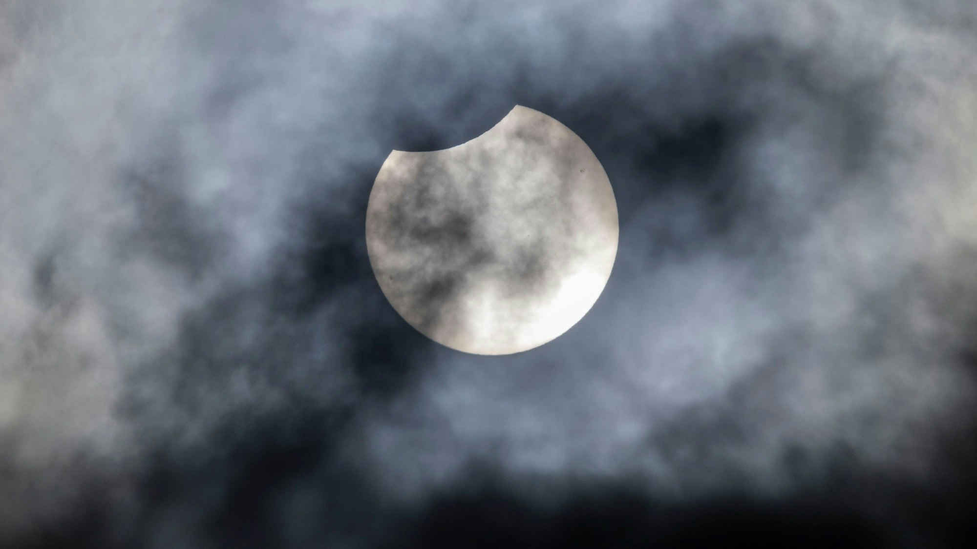 Um 11.21 Uhr am 25.10.2022 verdeckte der Mond einen kleinen Teil der Sonne über Köln.