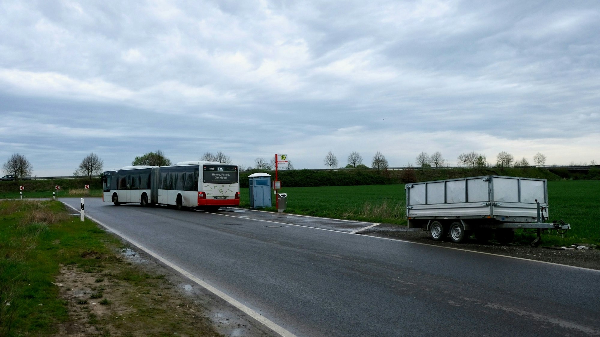 Die Endhaltestelle der Buslinie 136 an der Daimlerstraße in Lövenich.