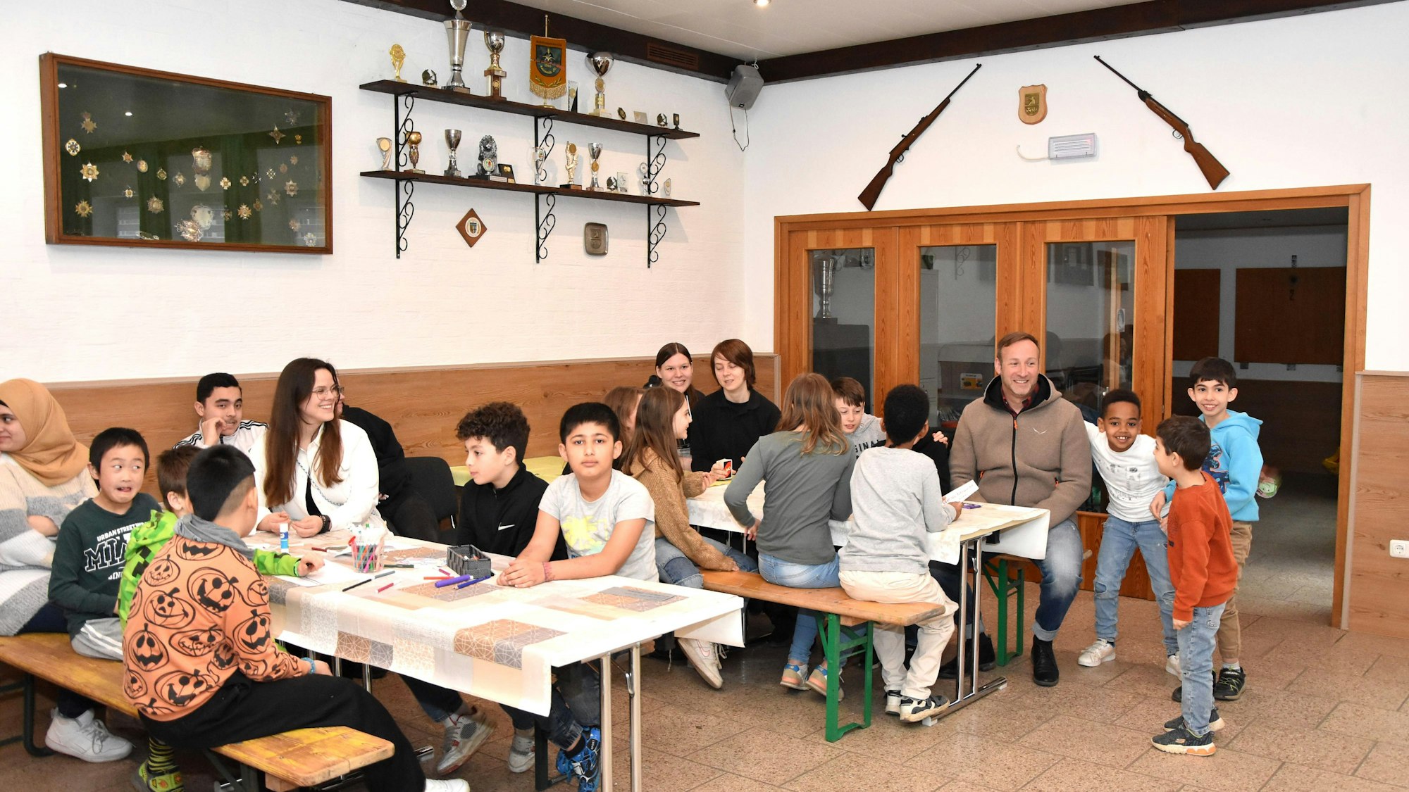 Die Osterferienspiele der Spielfreunde besuchte Bürgermeister Andreas Heller, der zum Trost gegen den Dauerregen Schokolade dabei hatte.