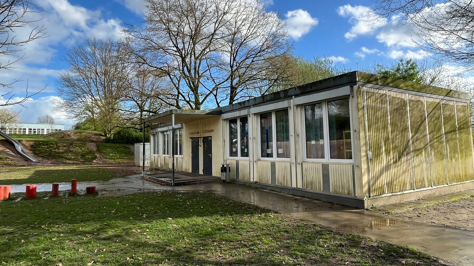 In die Jahre gekommene Schulcontainer