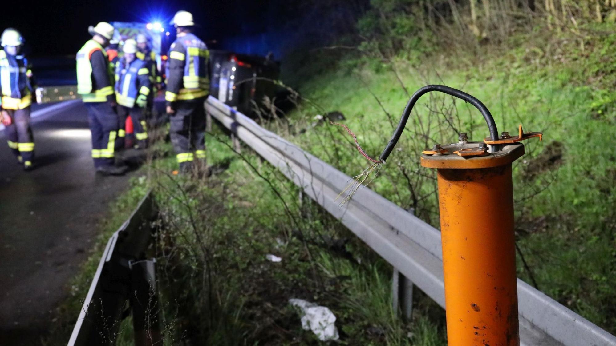 Nur noch Schrott war die Notrufsäule, die eine Autofahrerin bei ihrem Alleinunfall touchierte.