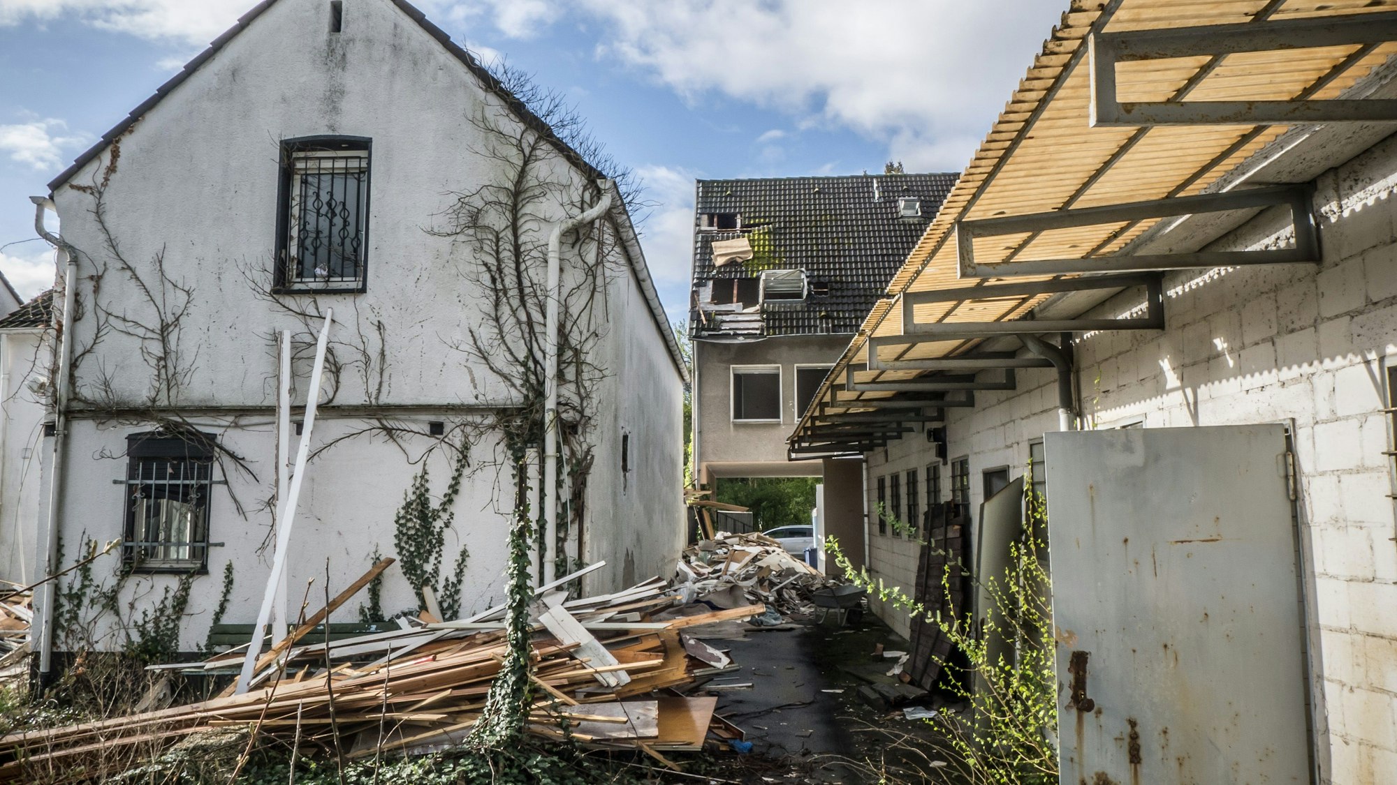 Die Werkstatt Zündorf und Grimm. Die Häuser an der Reuterstraße gehören Rewe und werden jetzt offenbar entkernt.