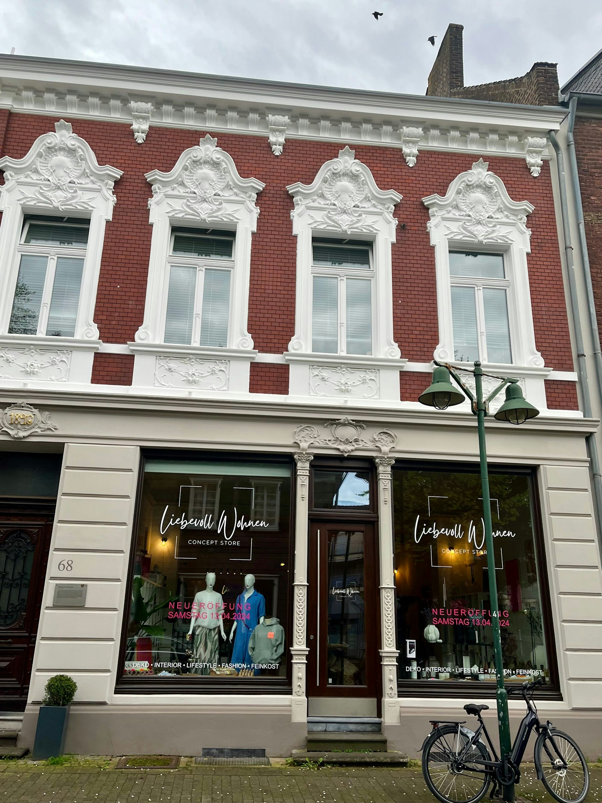 Blick von Außen auf das Schaufenster