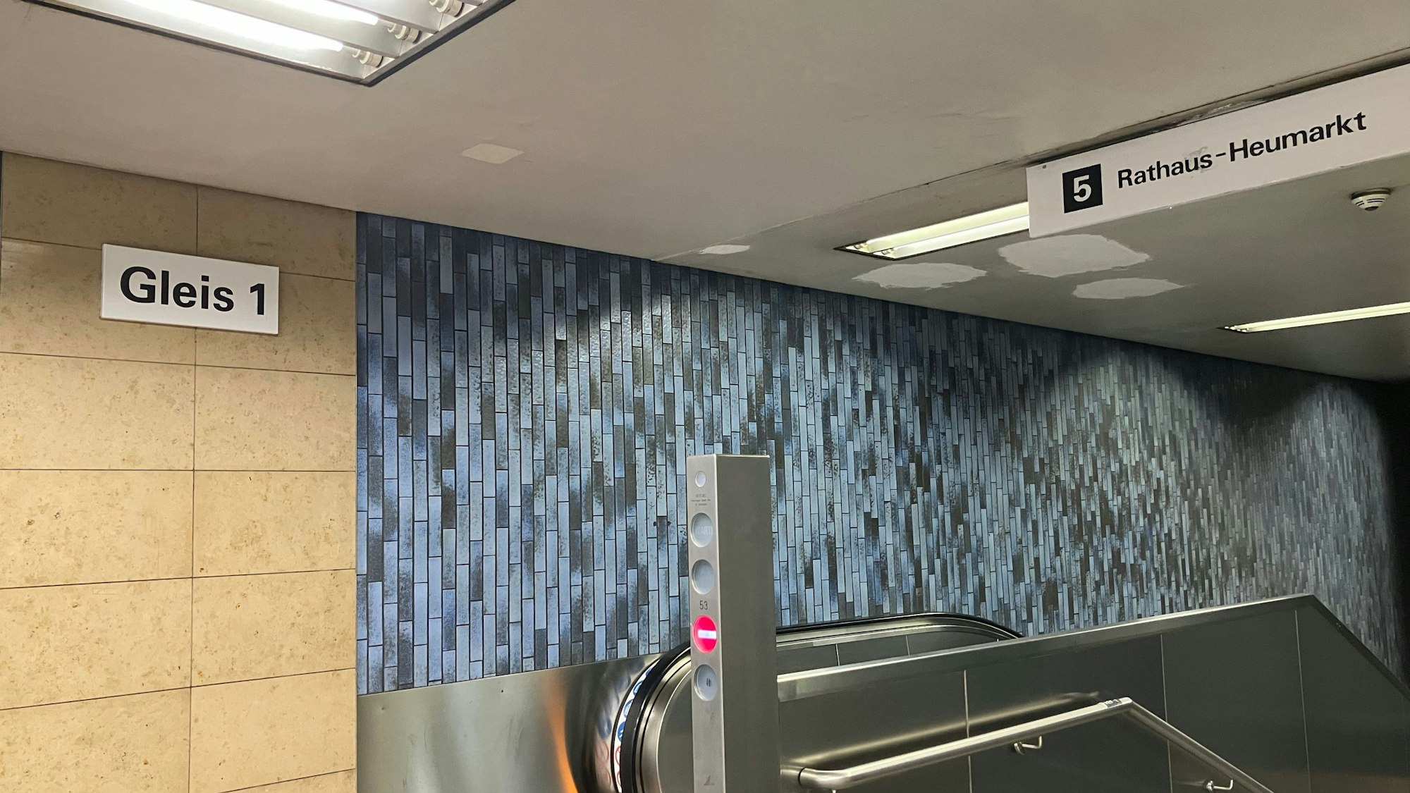 Die KVB-Haltestelle am Kölner Hauptbahnhof am Gleis 1 am 5. April 2024. An der Decke am Ende der Rolltreppe sind mehrere Löcher verspachtelt worden.