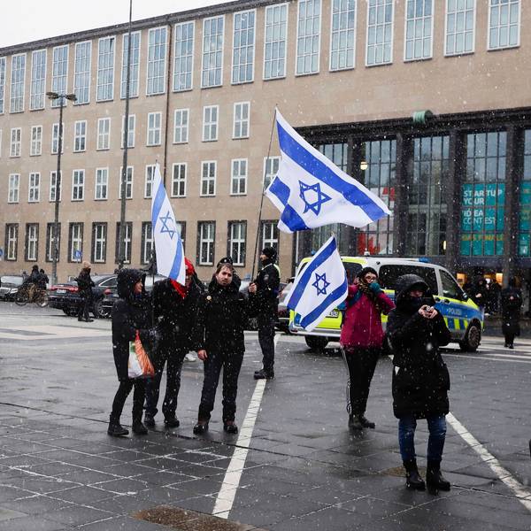 Demonstranten schwenken die Israel-Fahne auf einer Pro-Israel-Demo vor dem Hauptgebäude der Universität Köln