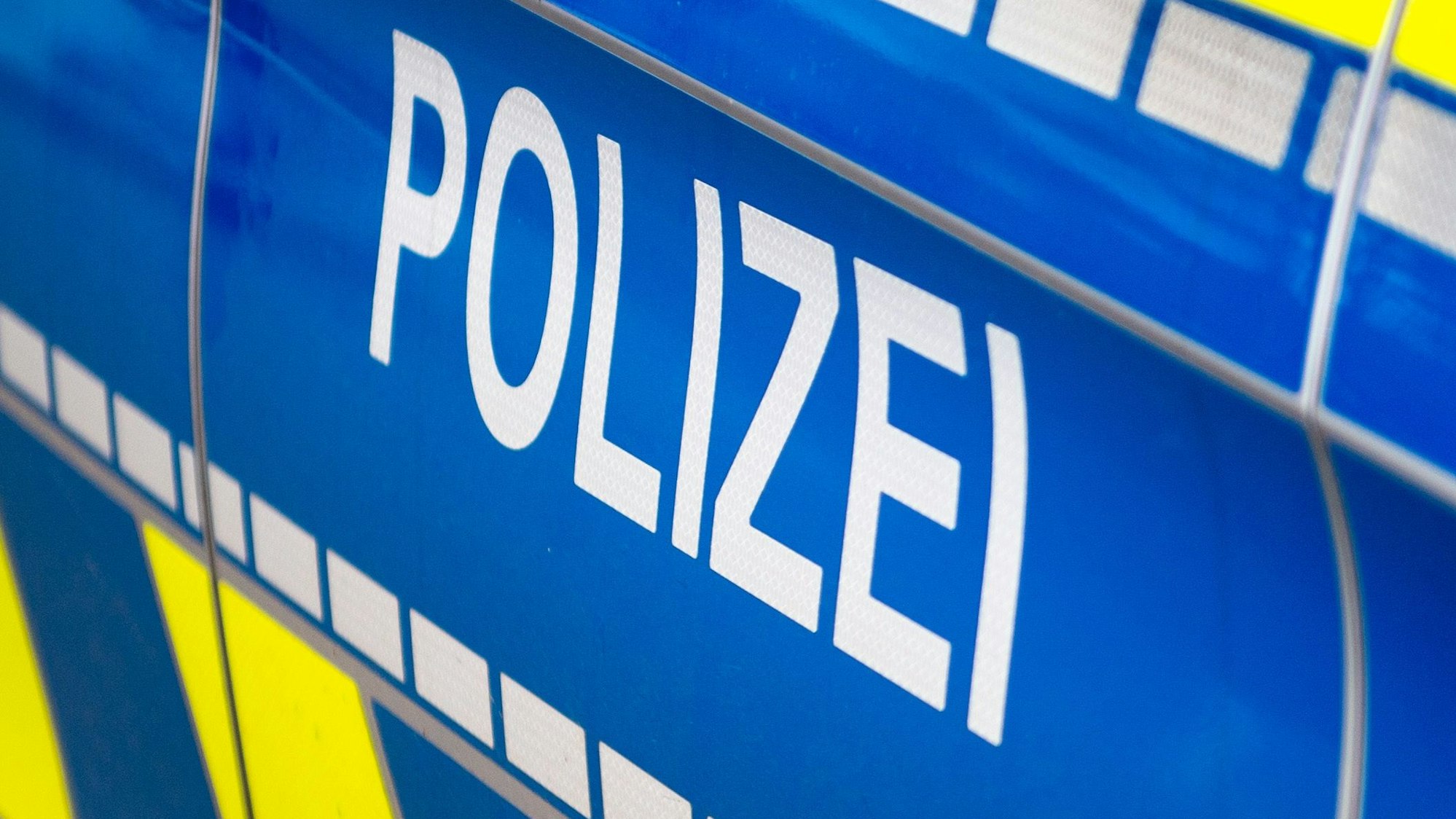 Auf dem Foto ist ein Polizeiwagen zu sehen.