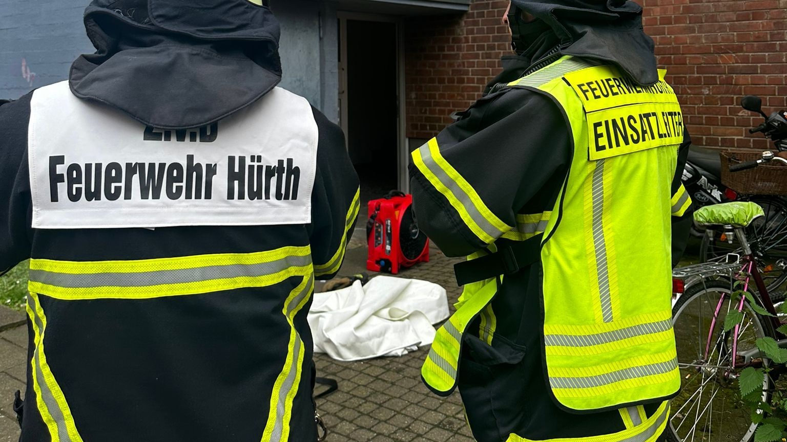Die Feuerwehr Hürth war mit 40 haupt- und ehrenamtlichen Feuerwehrleuten im Nordring, um einen Wohnungsbrand zu löschen.