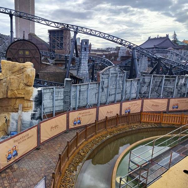 Absperrwände zwischen den Themenwelten Mystery und Mexico im Phantasialand. Die Baumaßnahme ist noch nicht fertiggestellt.
