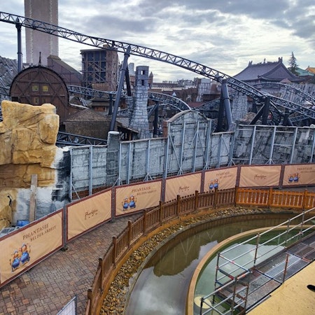 Absperrwände zwischen den Themenwelten Mystery und Mexico im Phantasialand. Die Baumaßnahme ist noch nicht fertiggestellt.