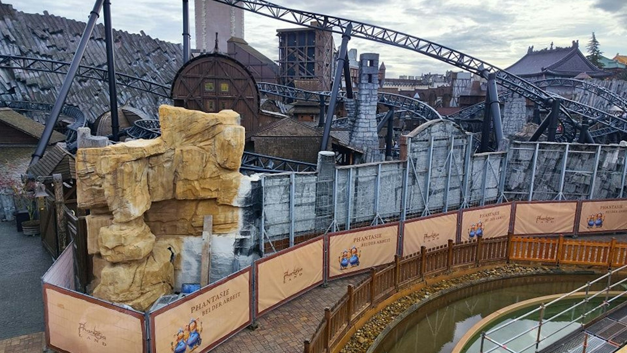 Absperrwände zwischen den Themenwelten Mystery und Mexico im Phantasialand. Die Baumaßnahme ist noch nicht fertiggestellt.