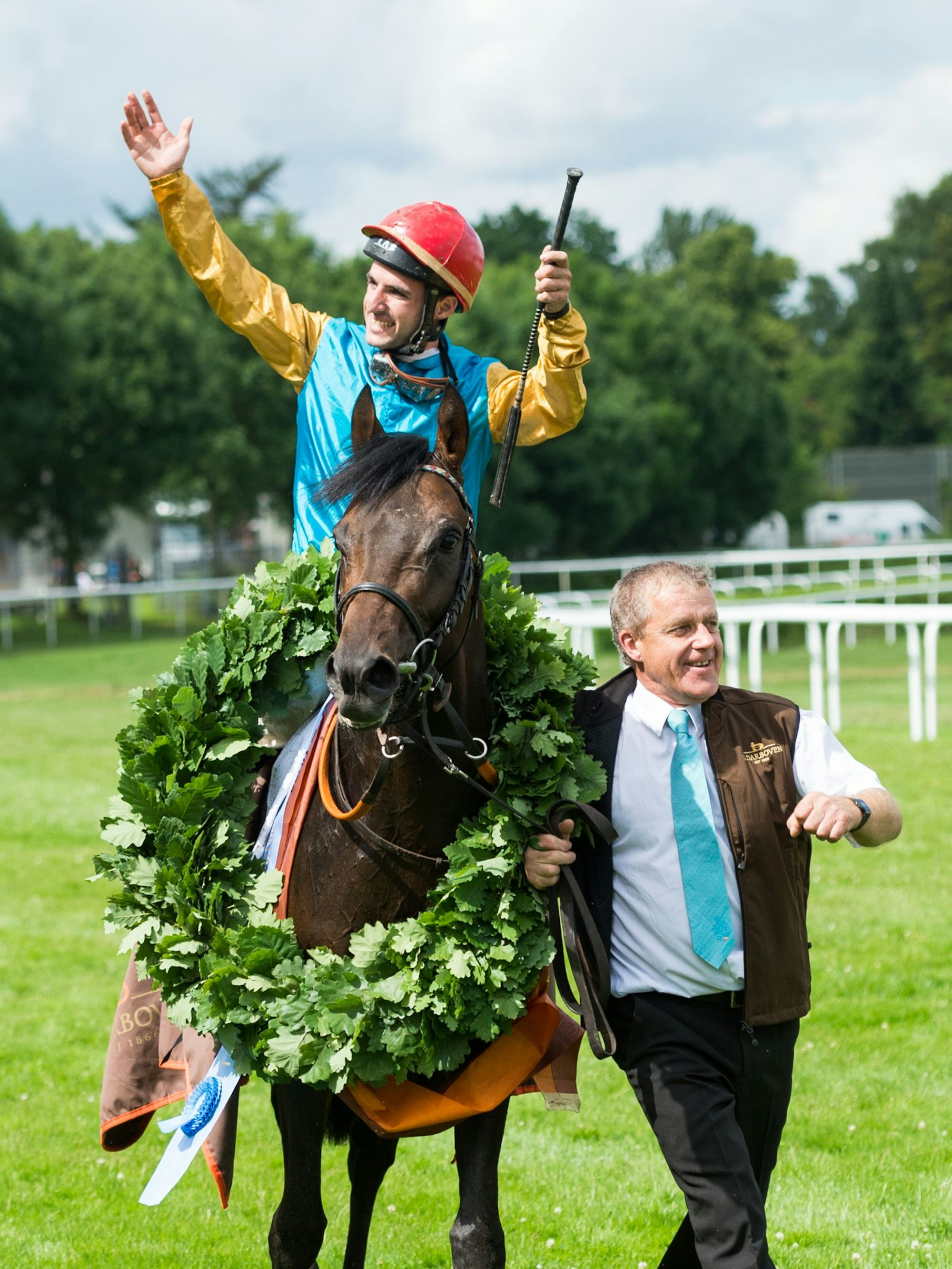 Jockey Maxim Pecheur, jubelt nach dem Rennen am 02.07.2017 in Hamburg auf der Horner Rennbahn auf seinem Pferd Windstoß.