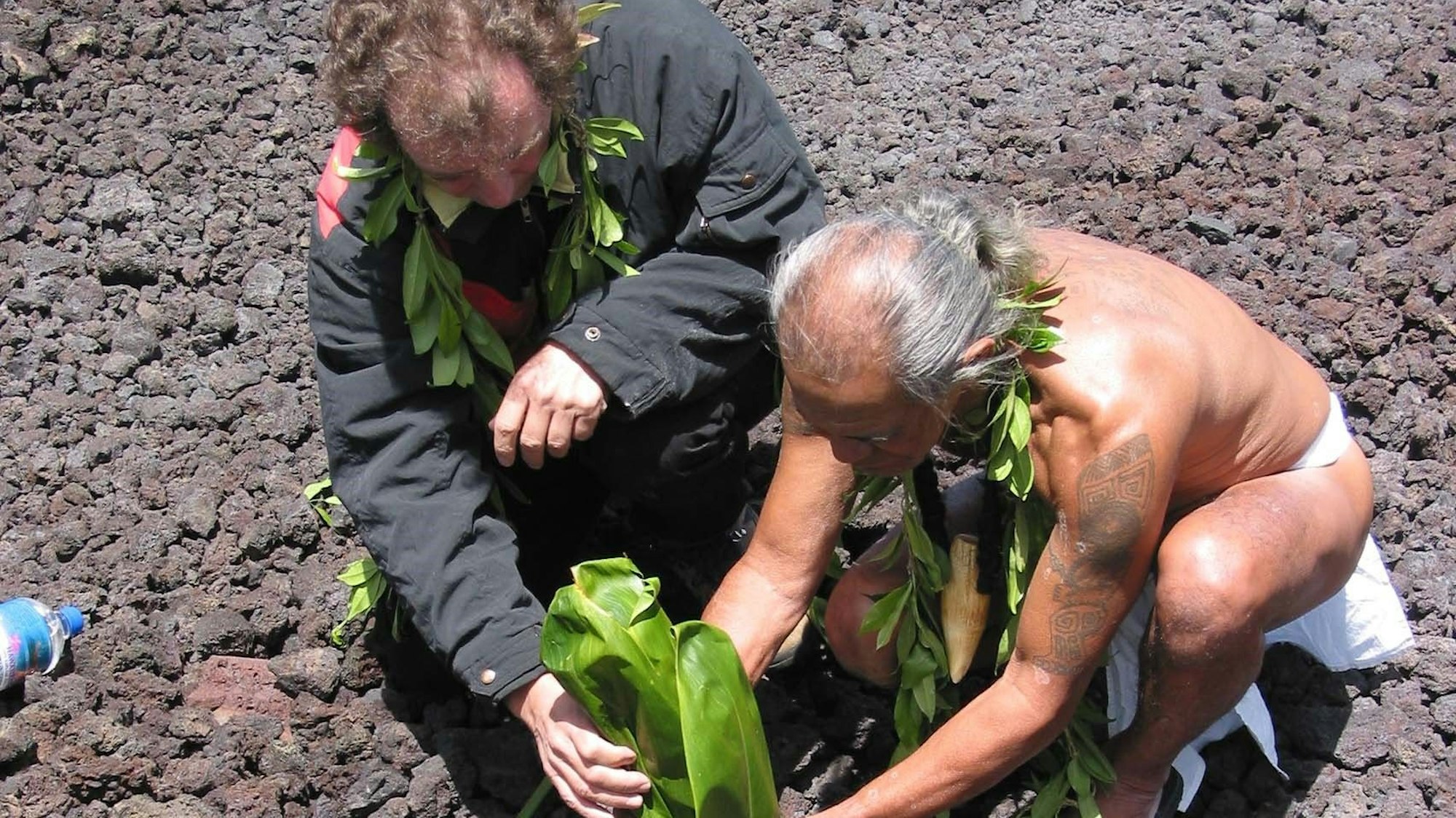Ferdi Patt bei der Grundsteinlegung im Jahr 2000 für das Radioteleskop AMiBA auf dem Mona Loa auf Hawaii.