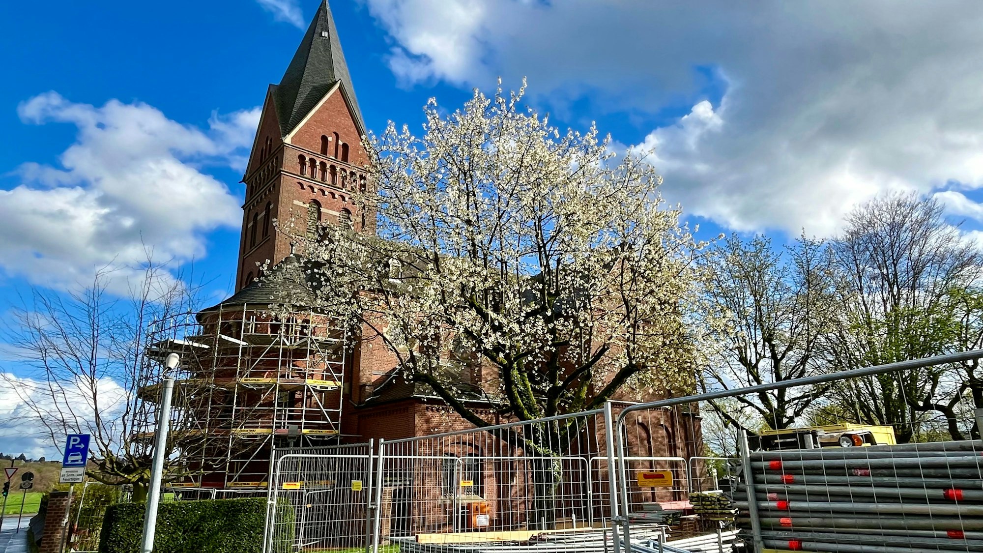 Kirche in Baugerüst