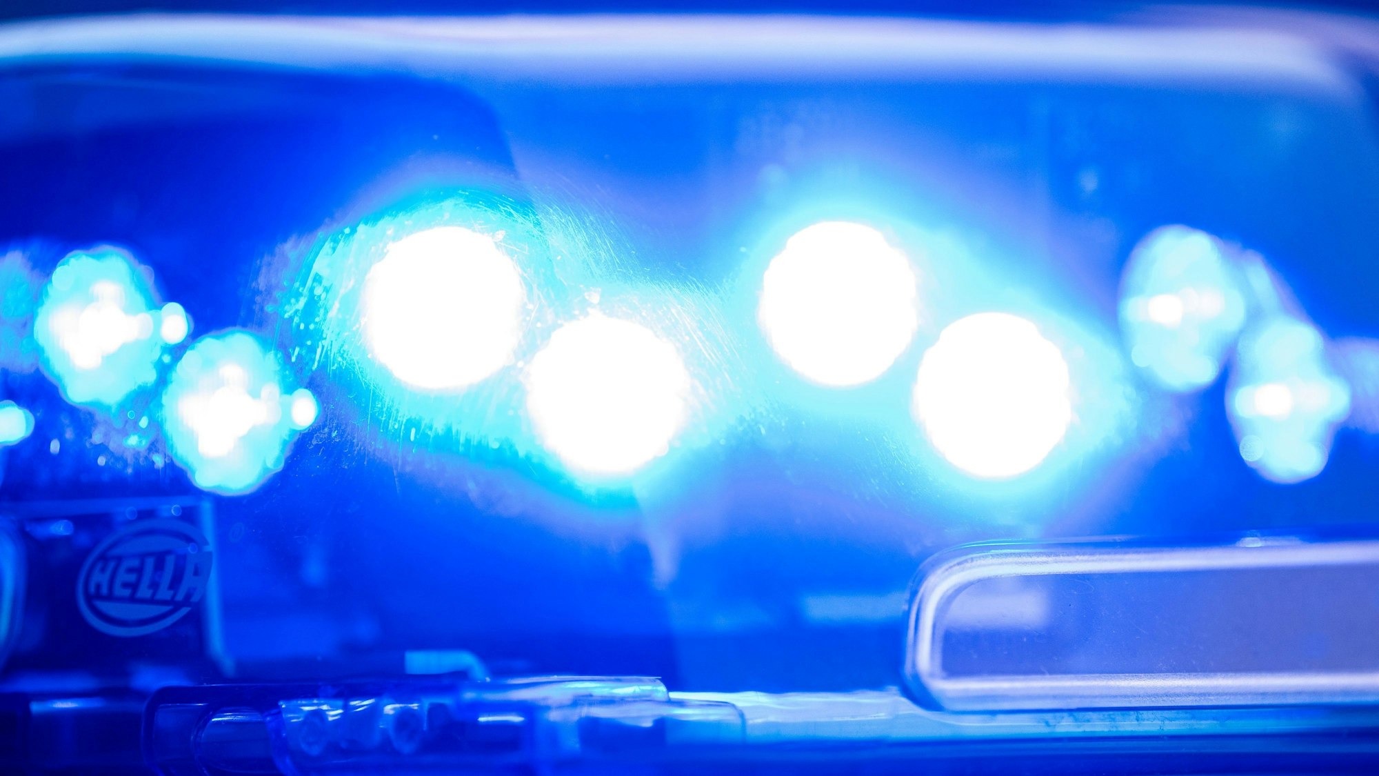 Ein Blaulicht leuchtet an einer Polizeistreife.