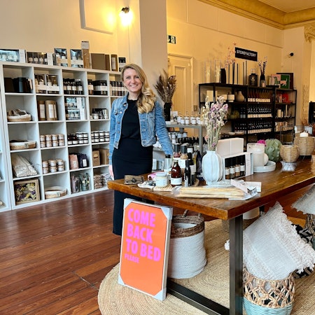 Lydia Voos-Weiser eröffnet „Liebevoll Wohnen“ – der Name beinhaltet auch ihre Initialen.