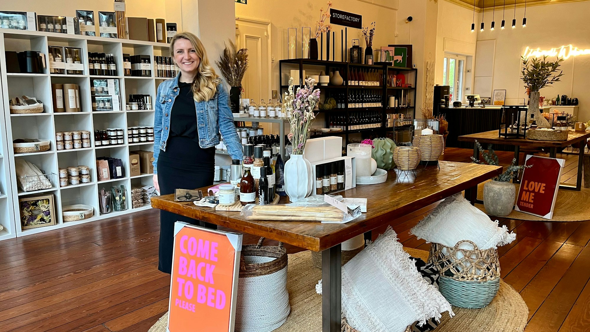 Lydia Voos-Weiser eröffnet „Liebevoll Wohnen“ – der Name beinhaltet auch ihre Initialen.