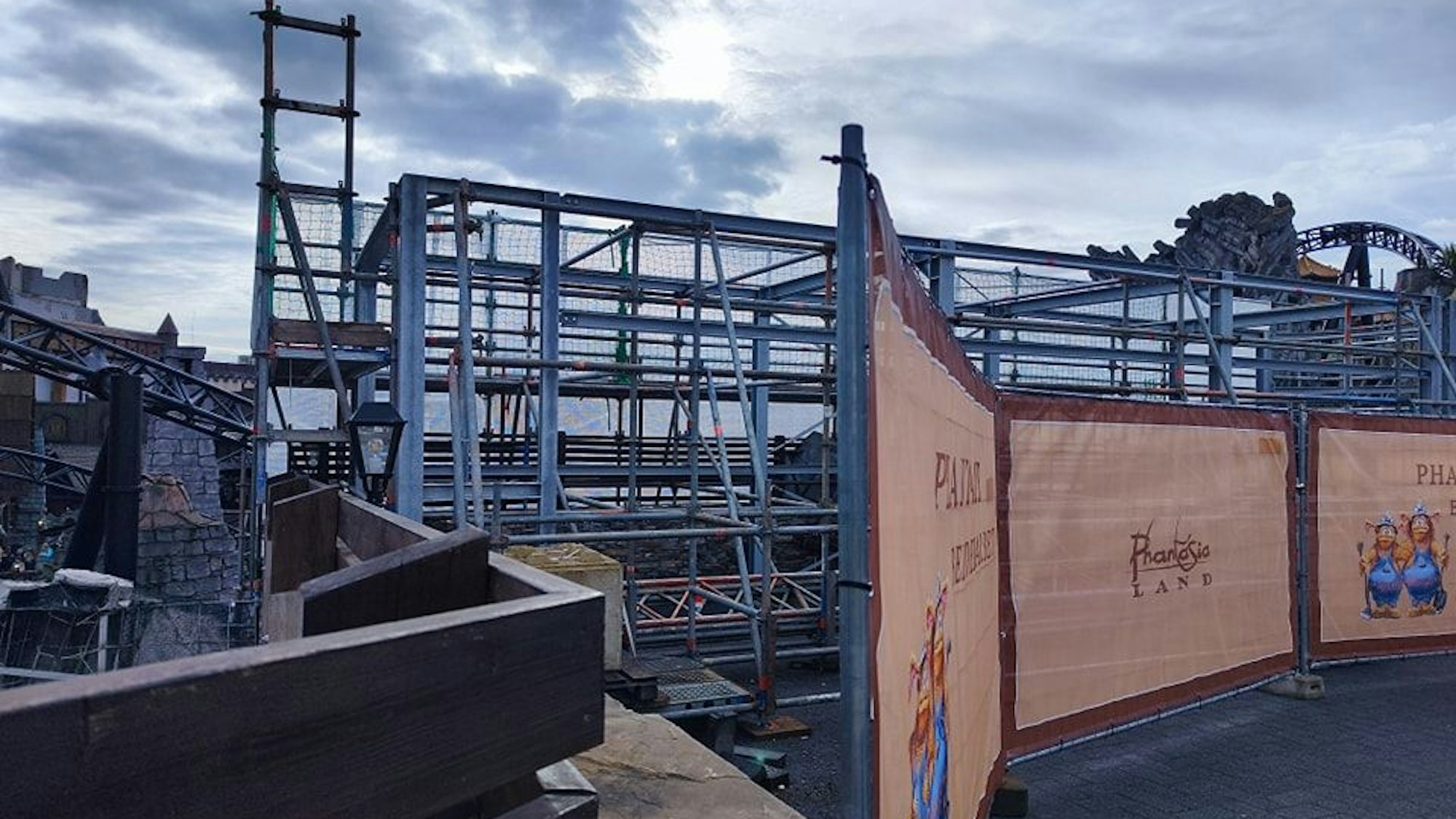 Hier sind die Absperrwände zwischen den Themenwelten Mystery und Mexico zu sehen.