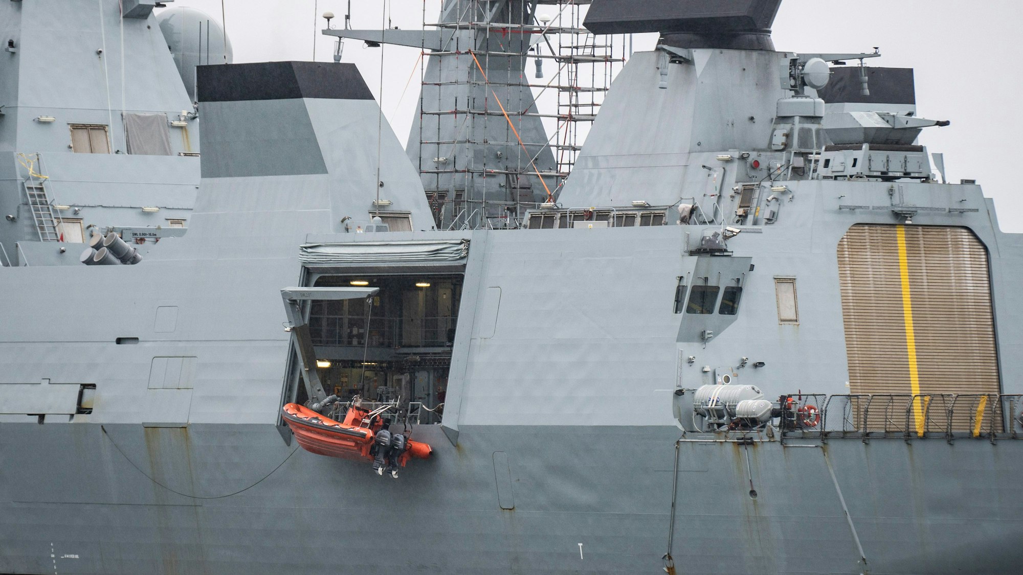 Die dänische Fregatte «HDMS Niels Juel, Nummer F36»3, liegt vor Anker.