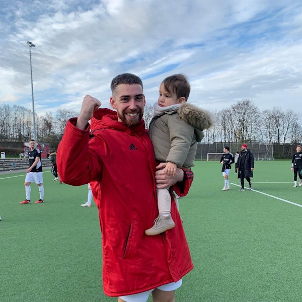 Mike Hoppe, Torjäger des Kölner Bezirksligisten SV Weiden, mit seinem Sohn Noah