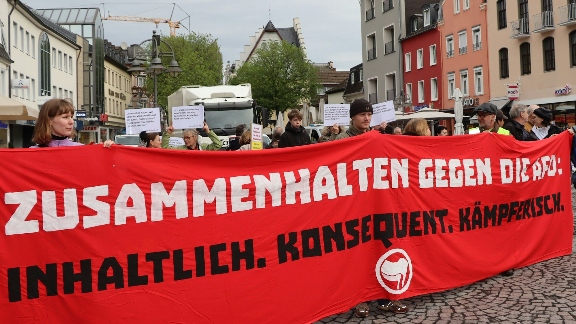 Zu sehen sind die Demonstranten, die ein Banner halten.