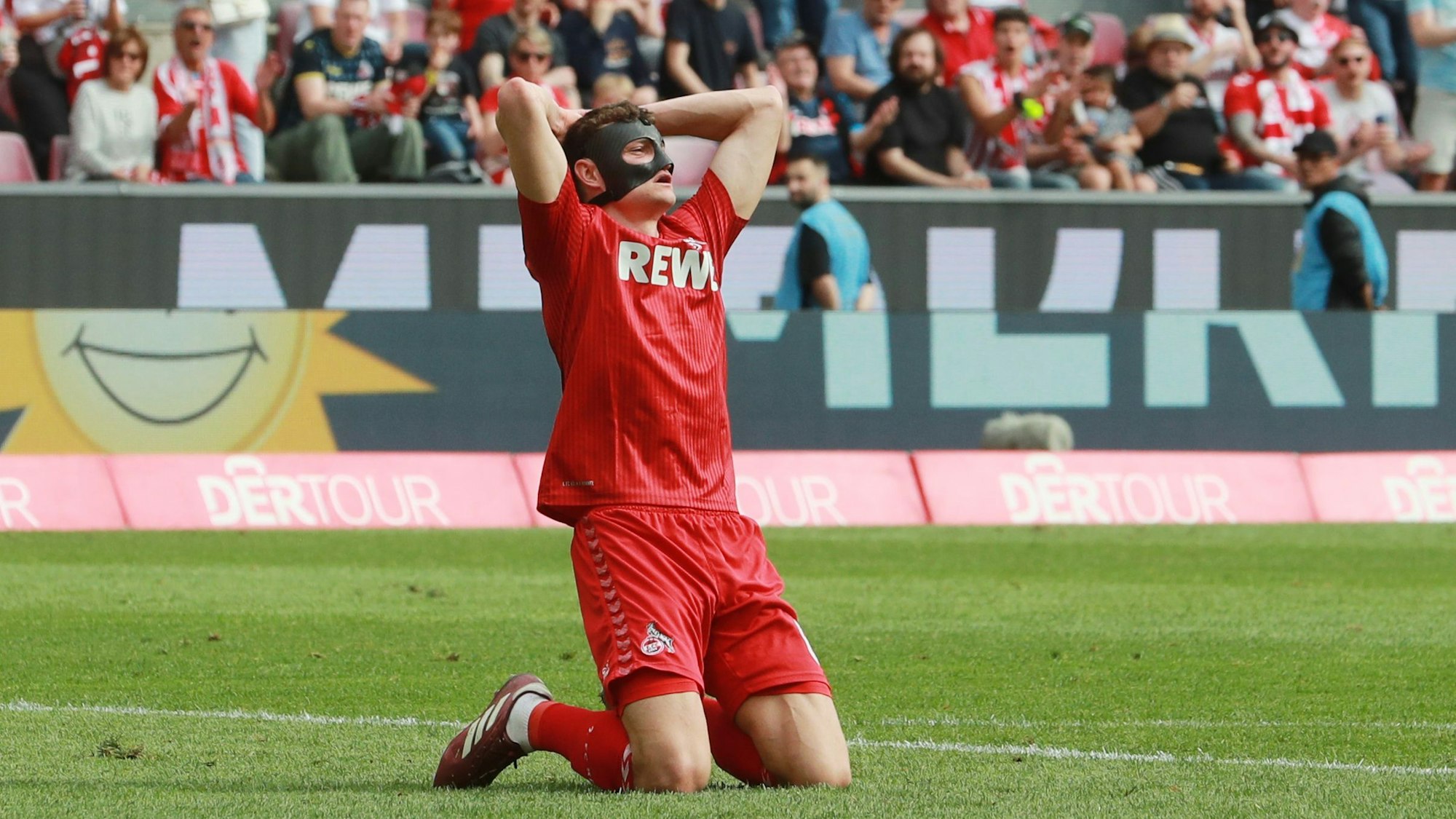 Martel kniet auf dem Boden