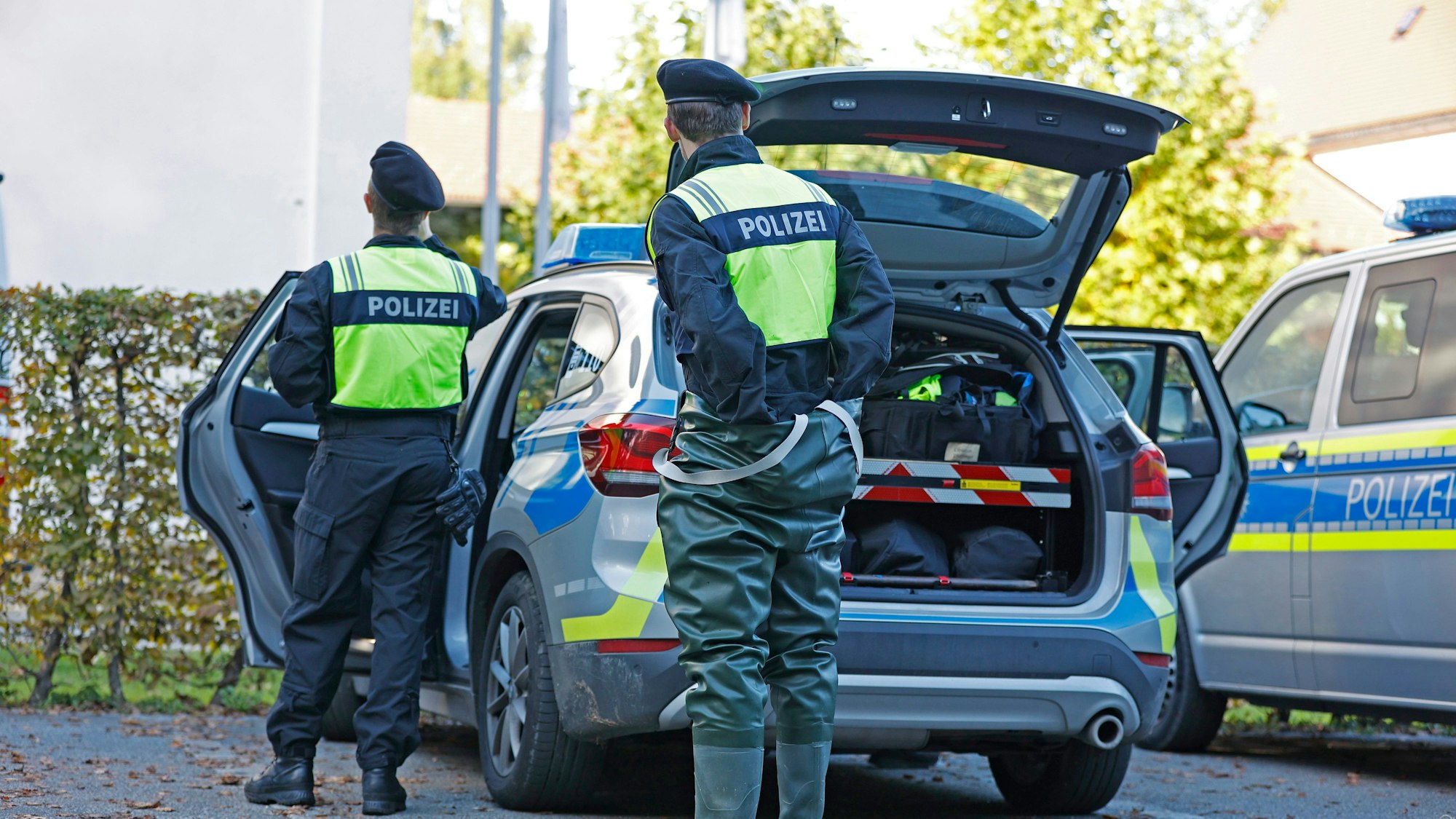 Polizeibeamte bereiten sich auf eine Suche vor. (Symbolbild)