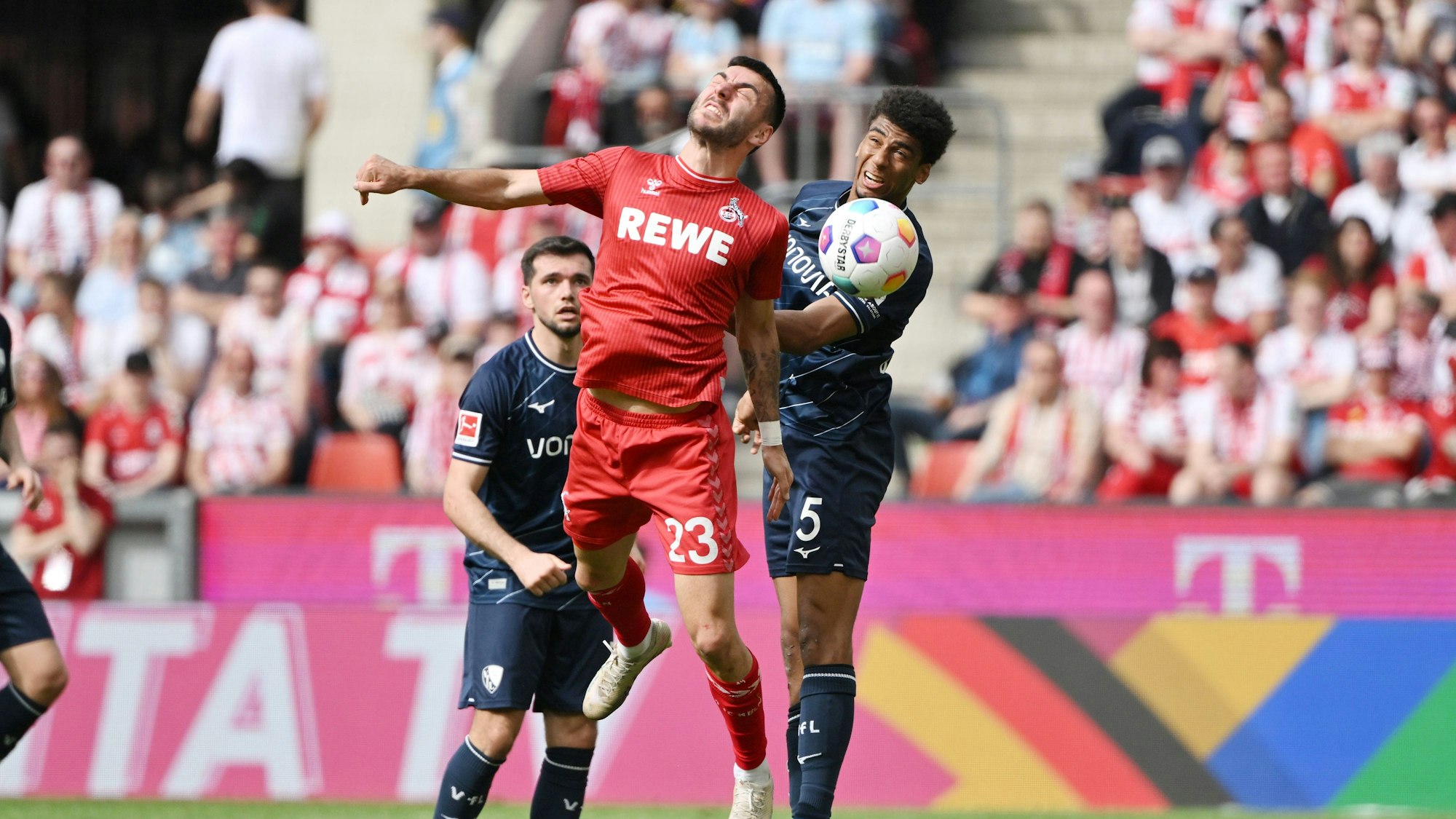 Adamyan im Kopballduell gegen Bernardo